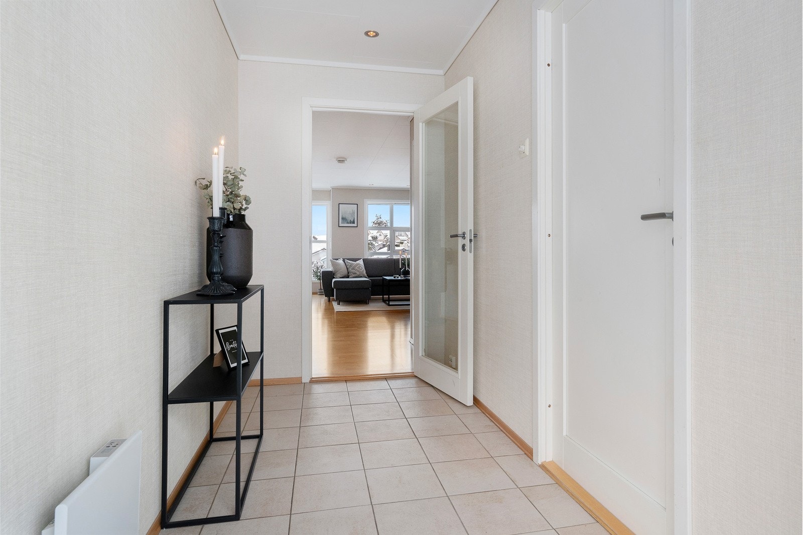 I hovedetasjen er det stue, spisestue, kjøkken og bad i tillegg til entré og garderoberom. Galleribilde