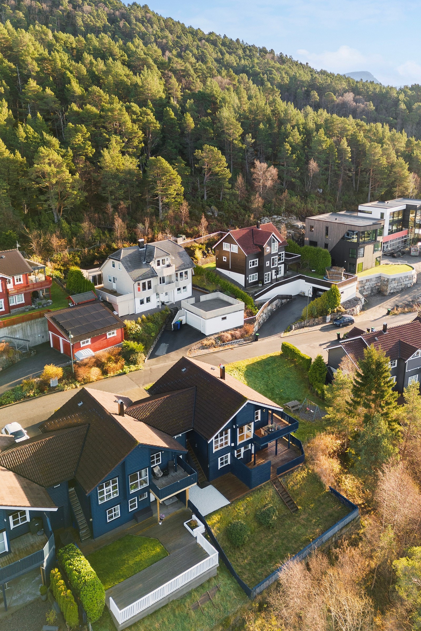 Boligen ligger vestvendt med hage, terrasse og veranda i front. Galleribilde