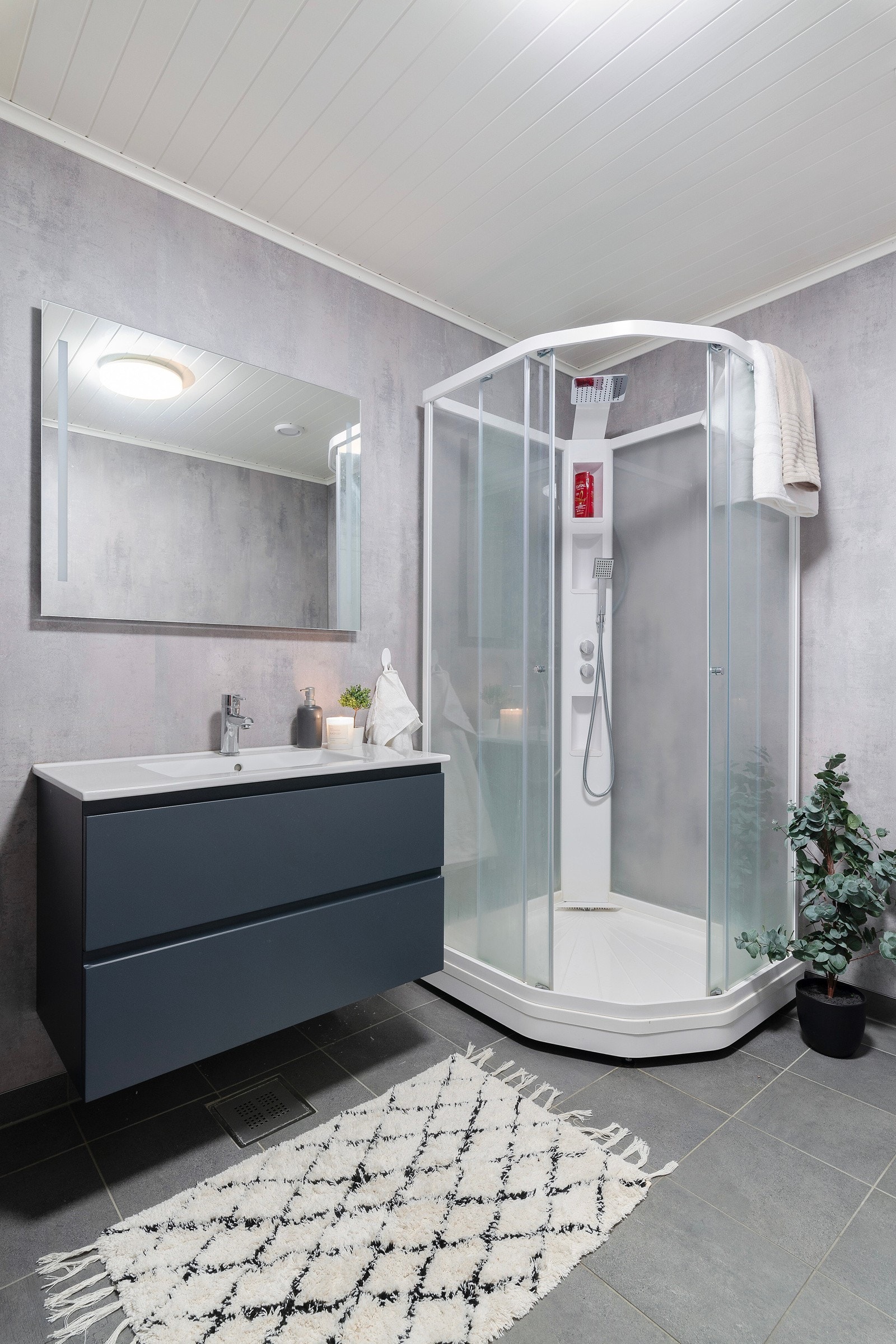 Badet ble fornyet i 2021 og er utstyrt med dusjkabinett, toalett og romslig baderomsinnredning med tilhørende høyskap. Galleribilde
