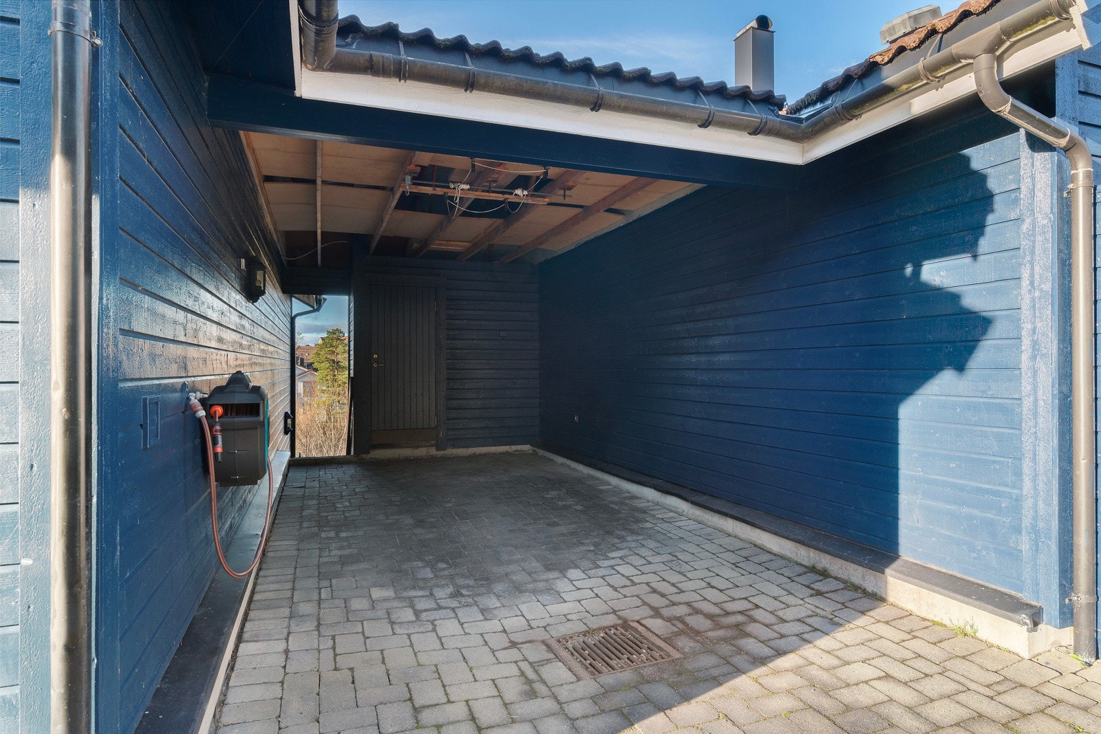 Boden i bakkant av carporten er på ca. 3 kvm, i tillegg til en bod under carporten som også er på 3 kvm. Galleribilde