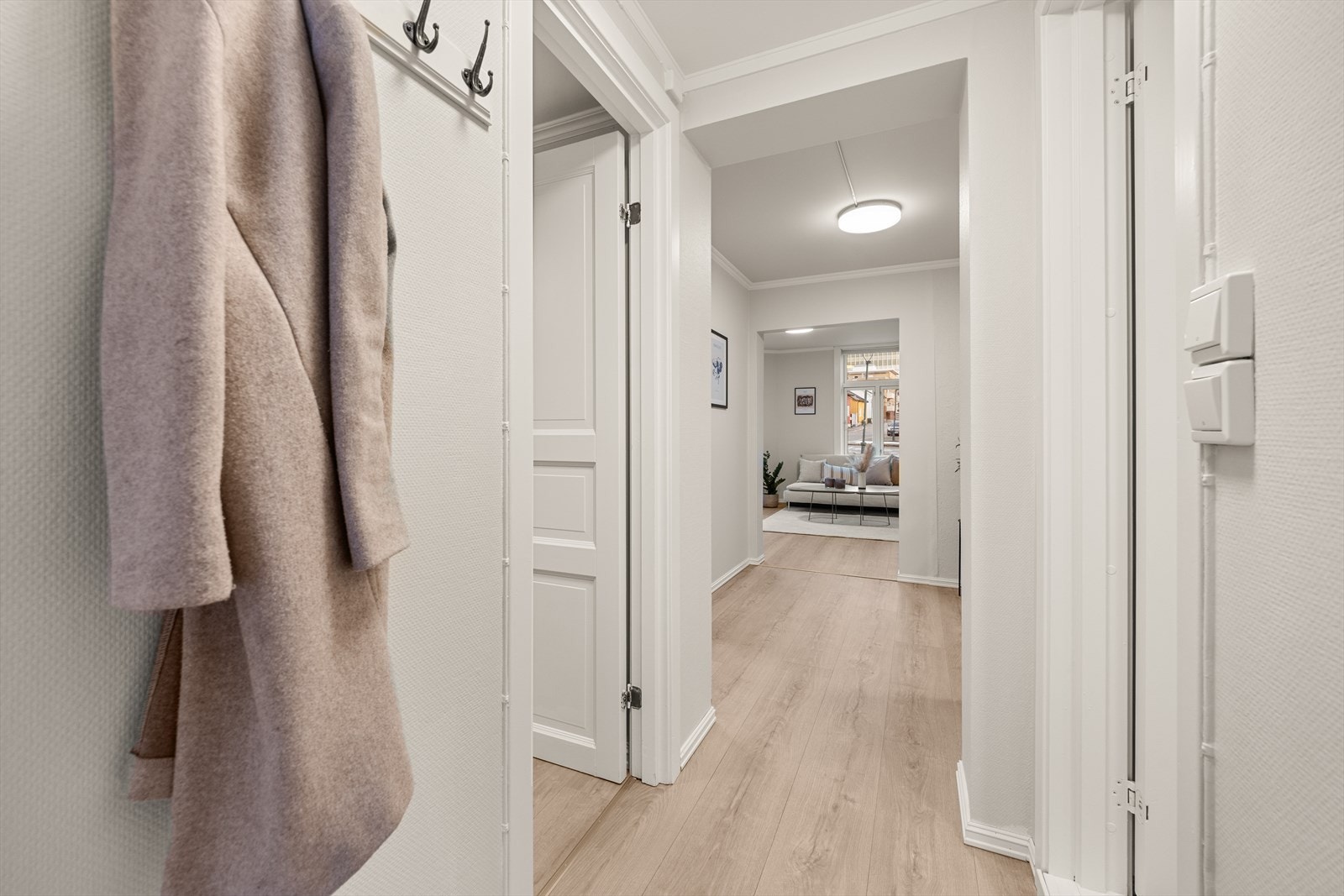 Lys og fin entré med plass for å henge av seg yttertøy Galleribilde