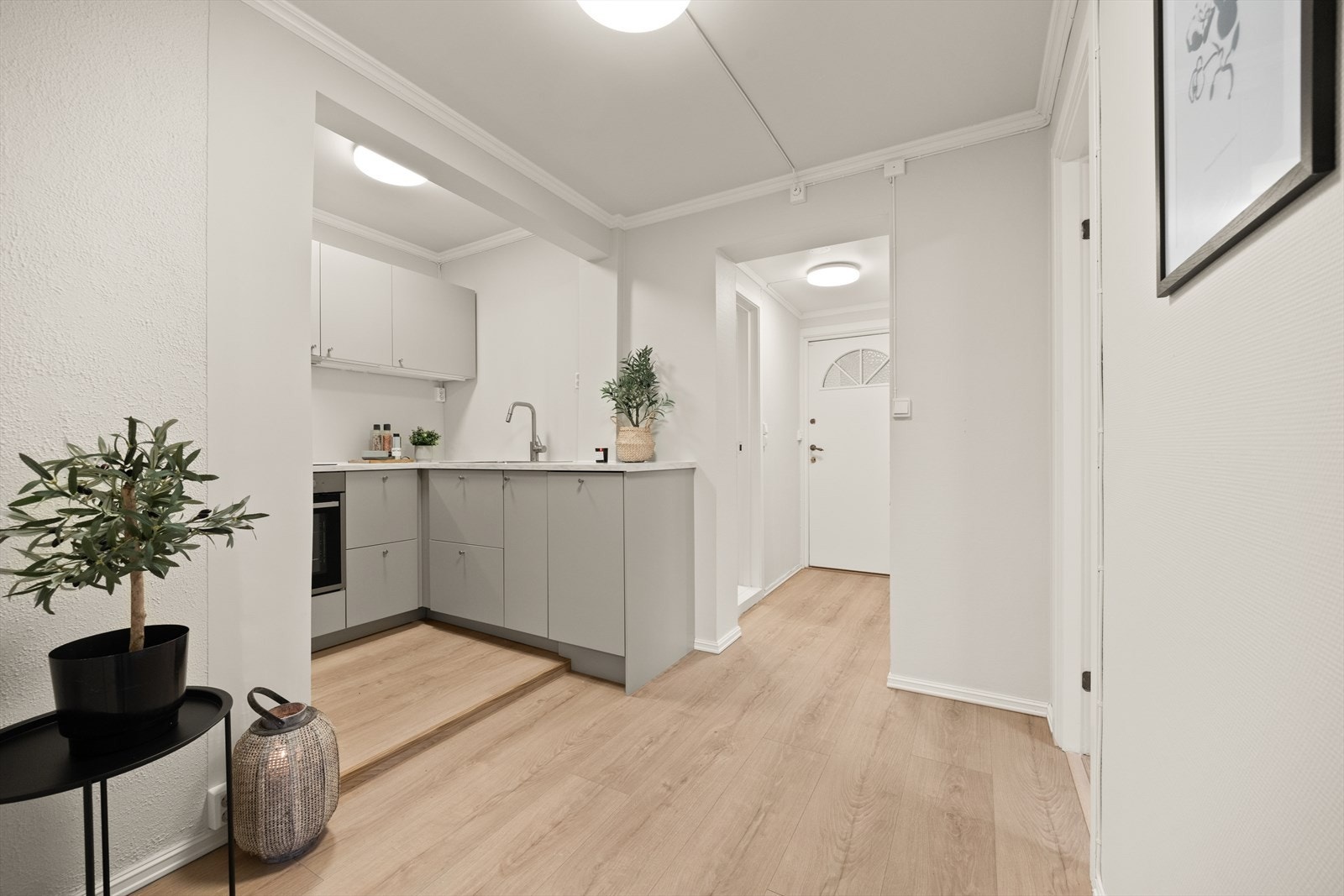 Leiligheten er oppdradert i 2024 med nye gulv og malte vegger Galleribilde