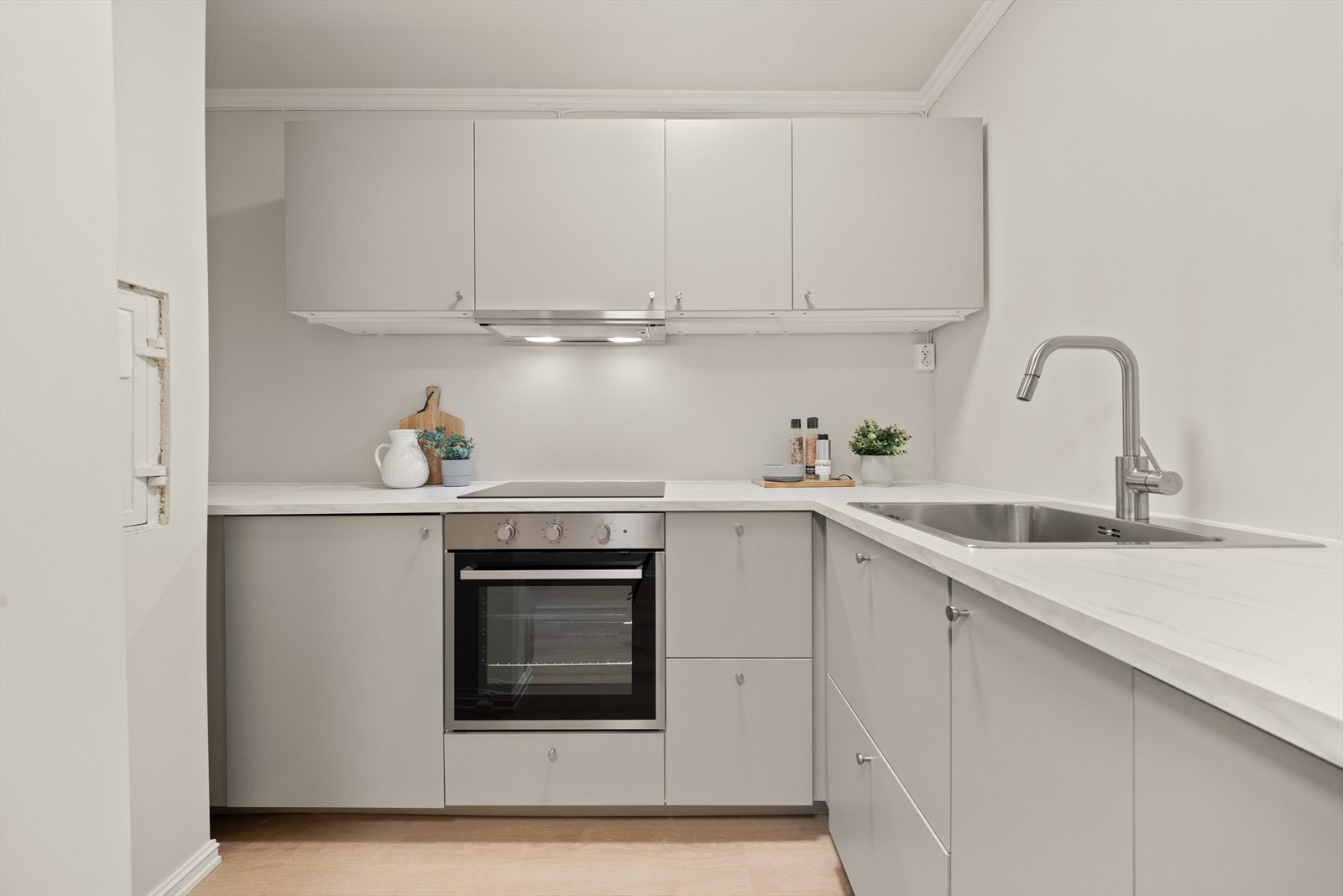 Kjøkkenet har integrert oppvaskmaskin, komfyr og platetopp Galleribilde