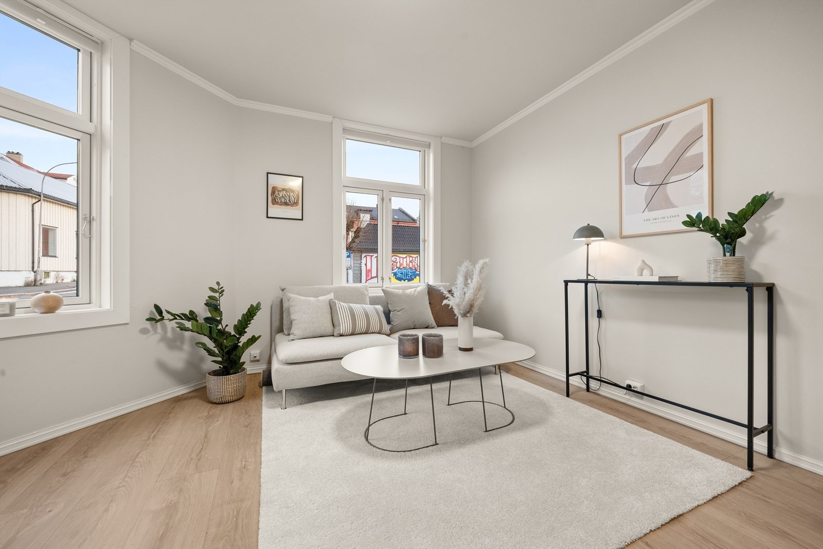 Stuen gir plass for sofagruppe og tilhørende møblement Galleribilde