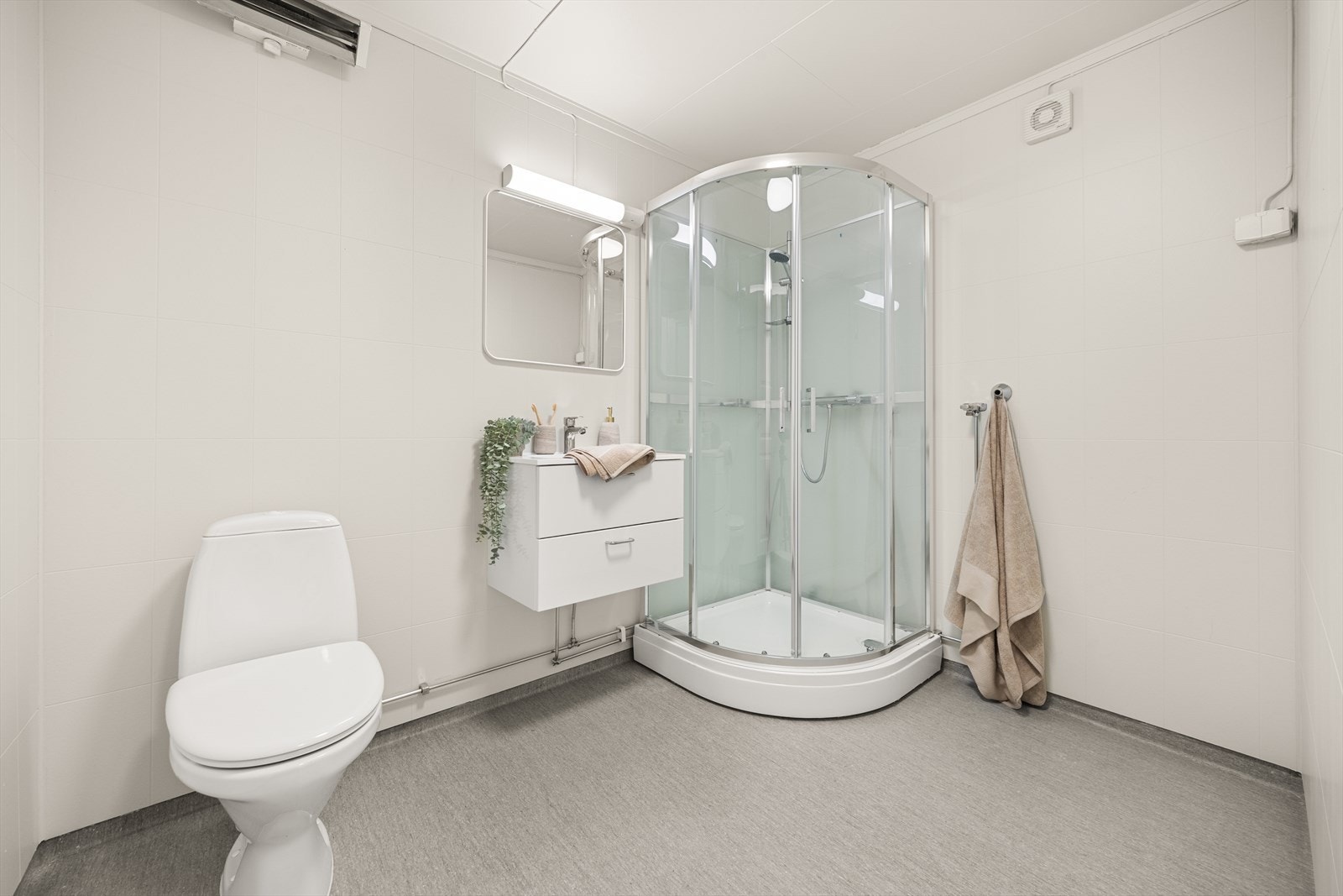 Badet er utstyrt med servant, dusjkabinett og toalett Galleribilde