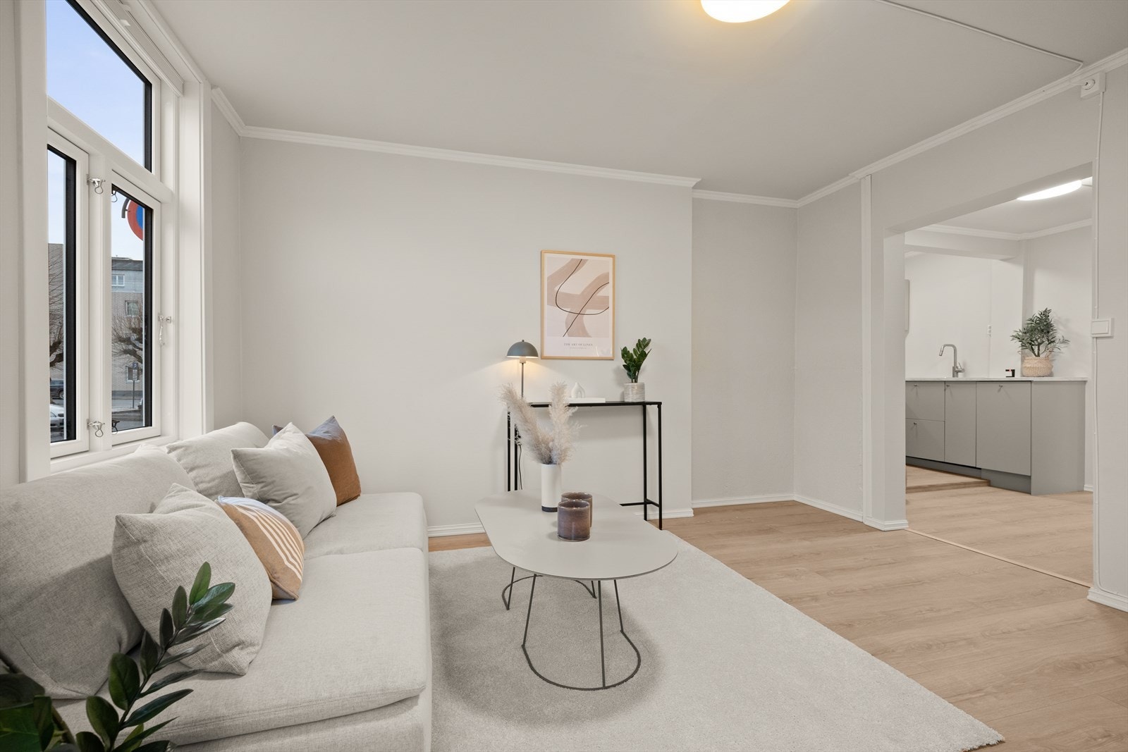 Delvis åpen løsning mellom stue og kjøkken Galleribilde