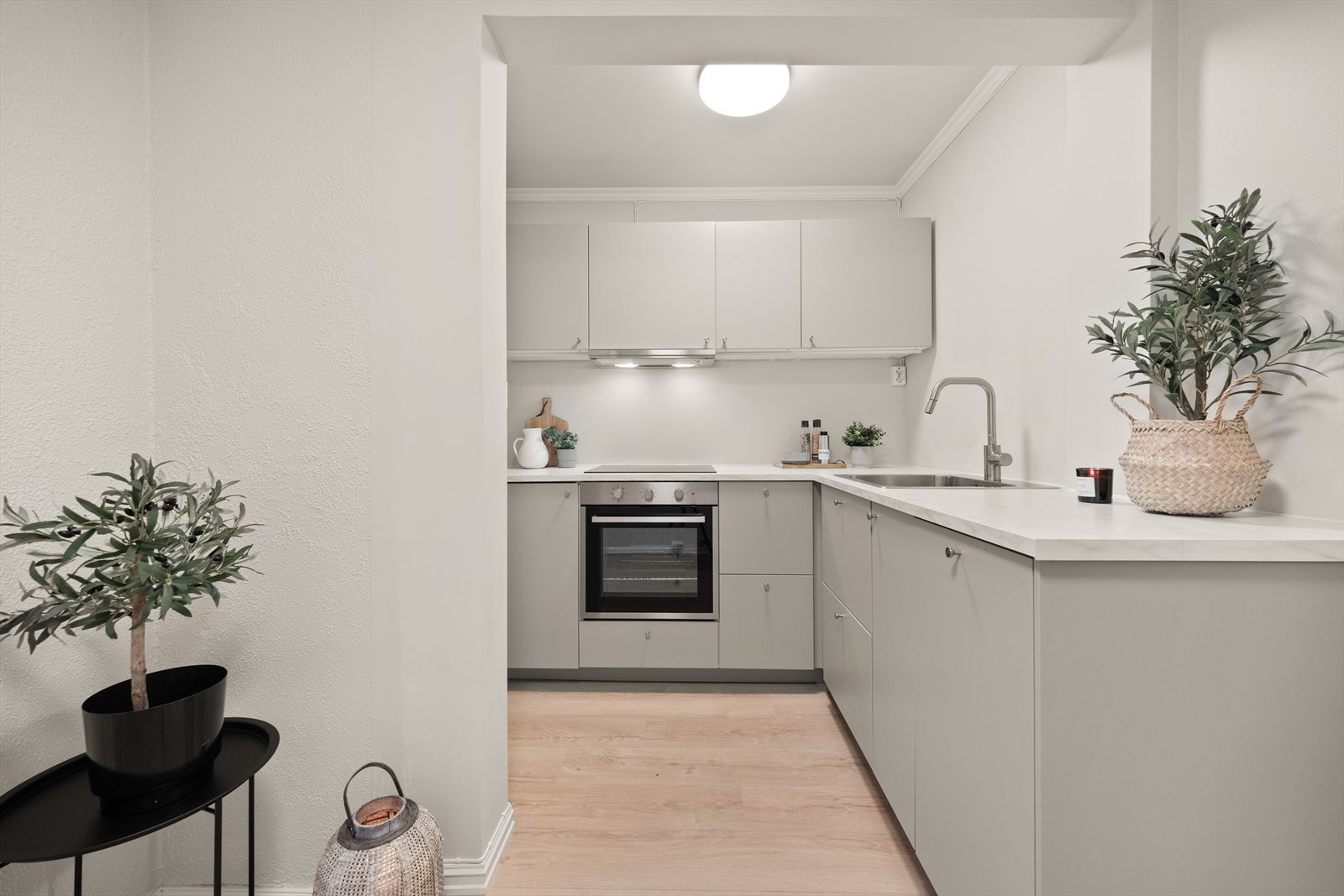 Pent kjøkken fra 2024 med innredning fra Ikea Galleribilde