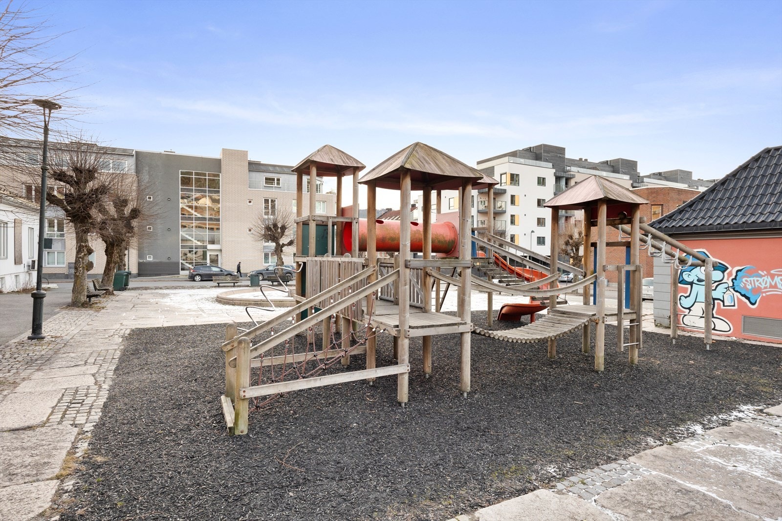 Rett utenfor boligen finner du lekeplass for de små Galleribilde