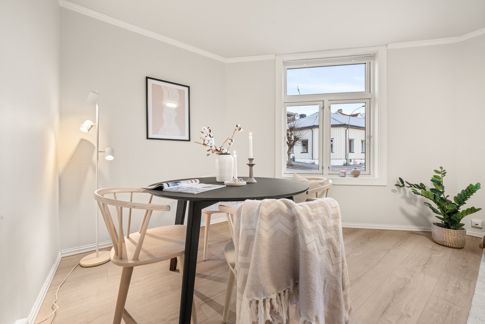 Naturlig plass for spisebord i stuen Galleribilde