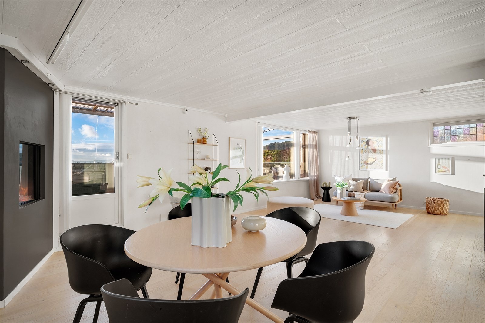 - Den praktiske stue-/kjøkkenløsningen bidrar til at du har god plass til spisebord og sofagruppe i hver sin naturlige sone - Galleribilde