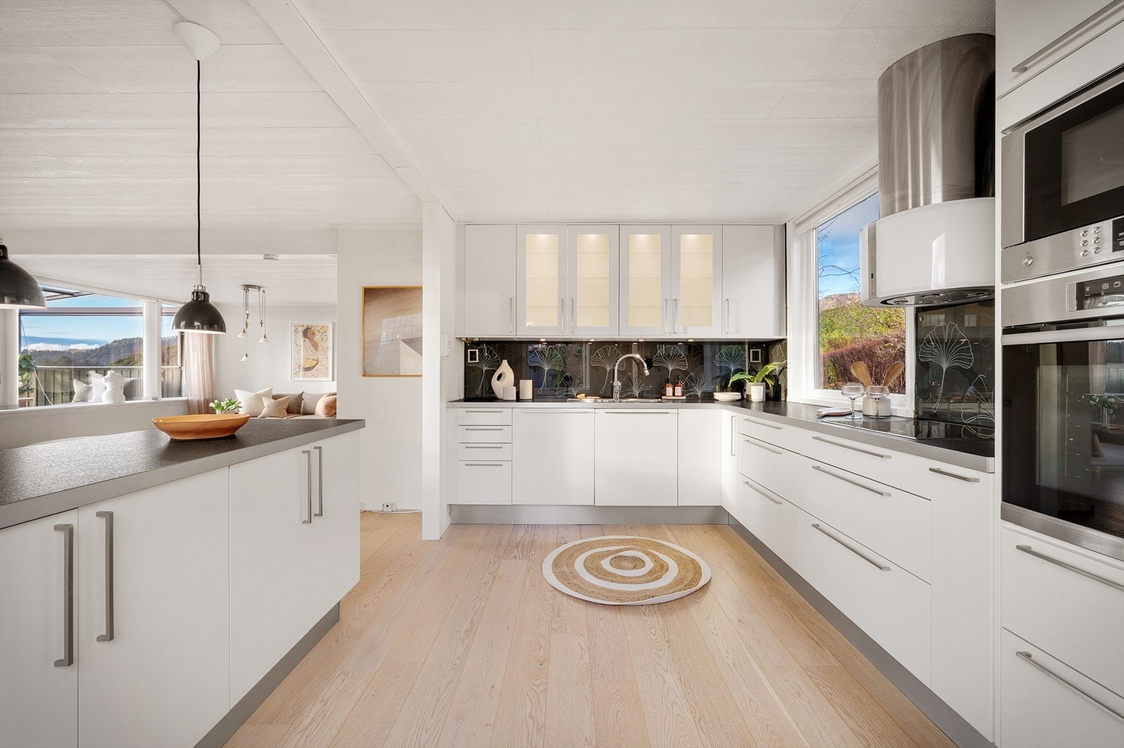 - Rikelig med skap- og benkeplass til glede for husets kokk. Merk de takhøye overskapene som sørger for et sømløst uttrykk og en optimal utnyttelse av plassen - Galleribilde