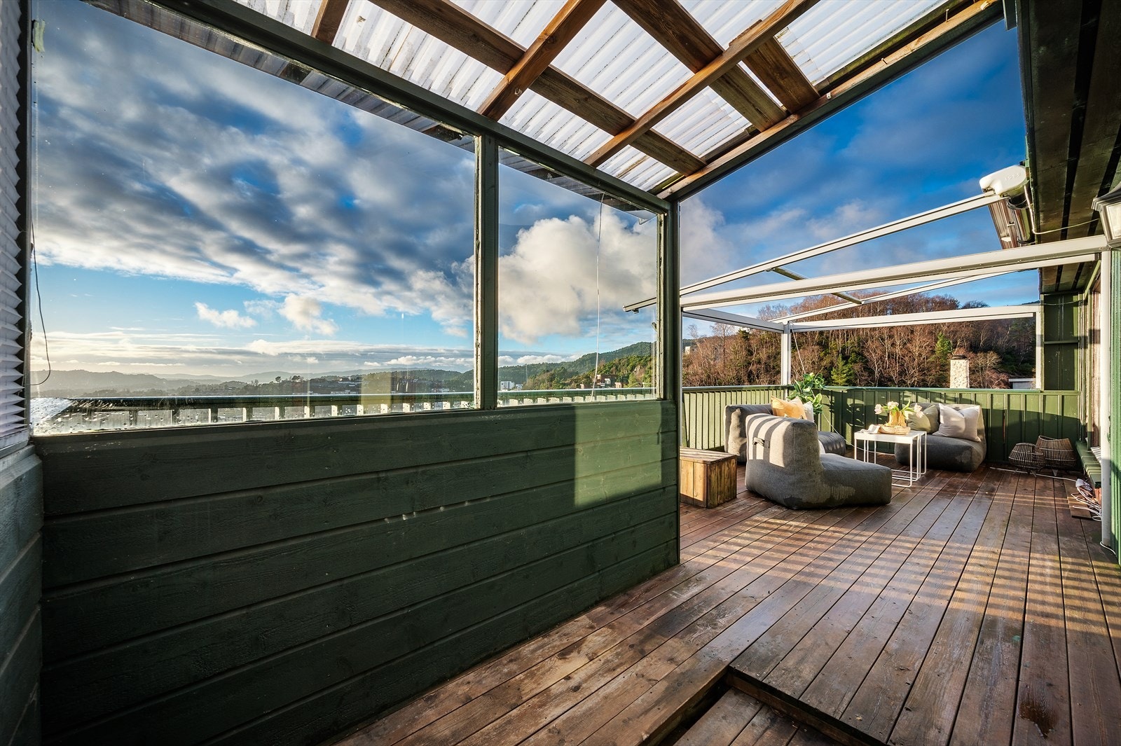 - Overbygget del som bidrar til at utemøbler o.l. kan stå ute store deler av året - Galleribilde