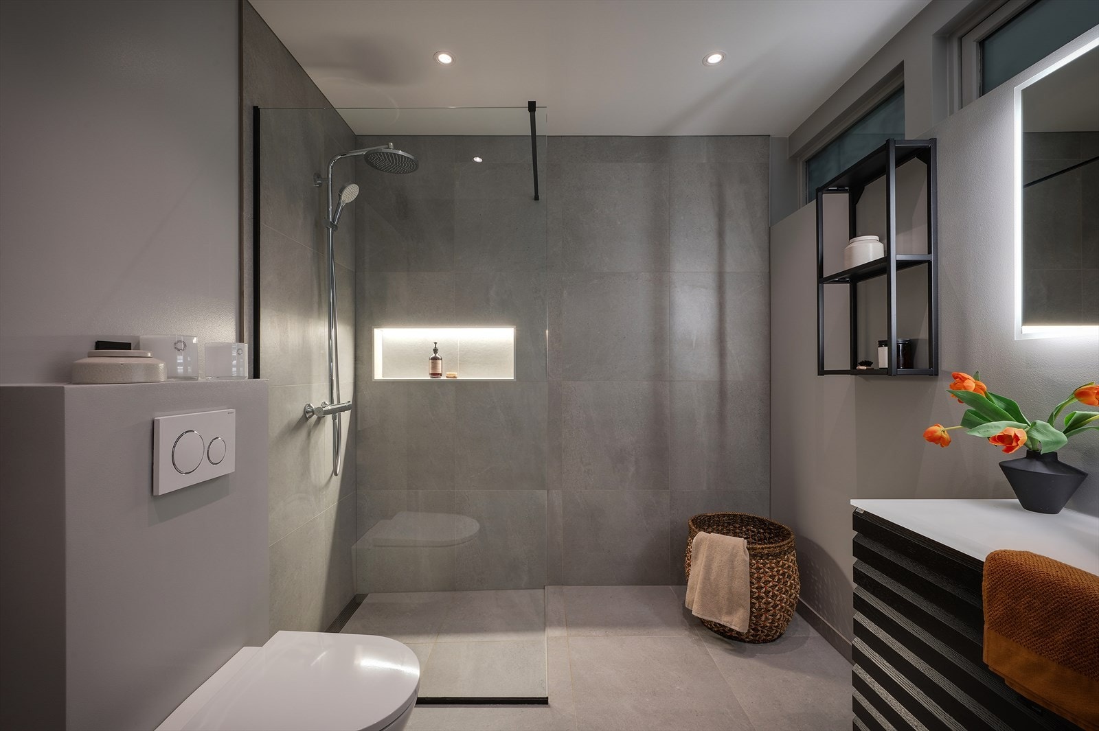 - Et gjennomført bad med lekre detaljer. Merk integrert belysning i nisje - Galleribilde