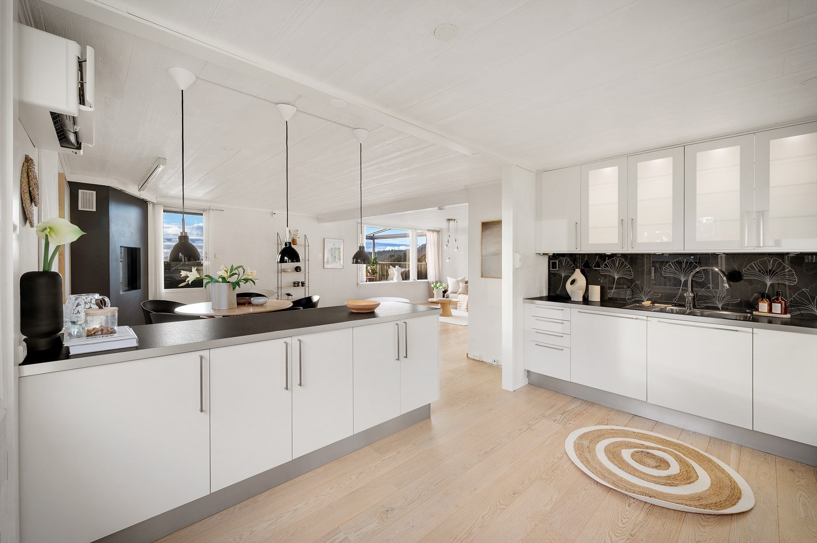 - Kjøkkenøyen fungerer som en naturlig soneinndeling. Merk varmepumpe på vegg (ny i 2024) - Galleribilde