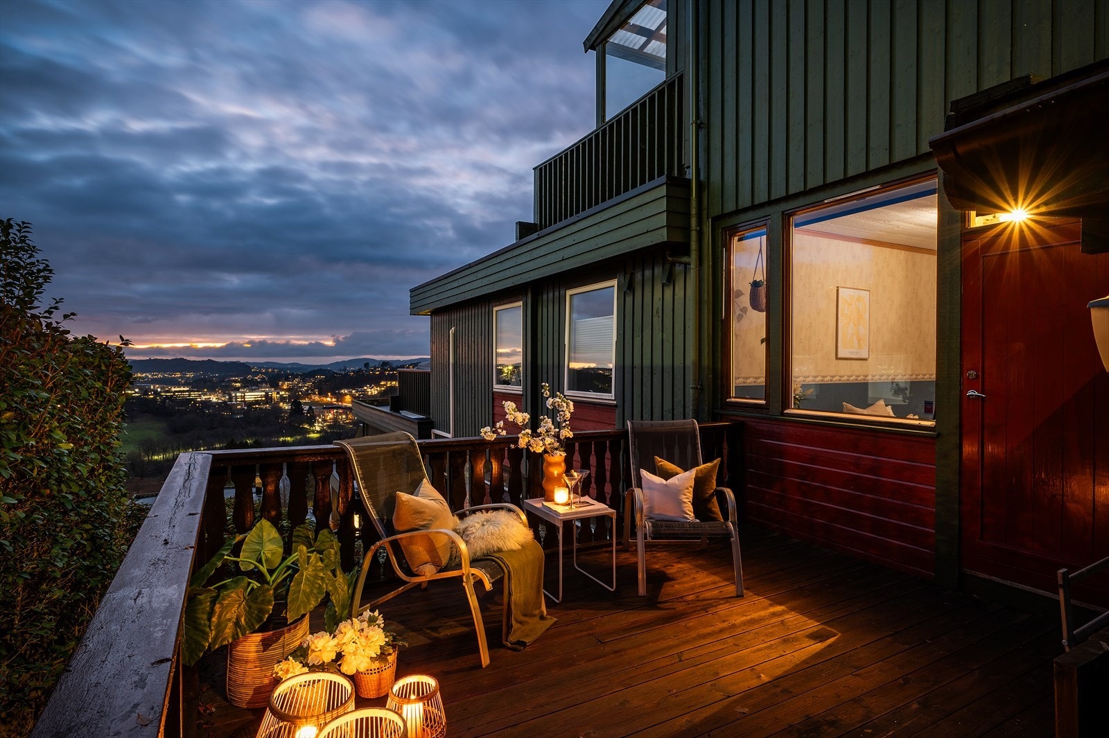 - Et innbydende rekkehus over 2 plan i et barnevennlig boligområde med kort vei til "alt" du skulle behøve i hverdagen - Galleribilde