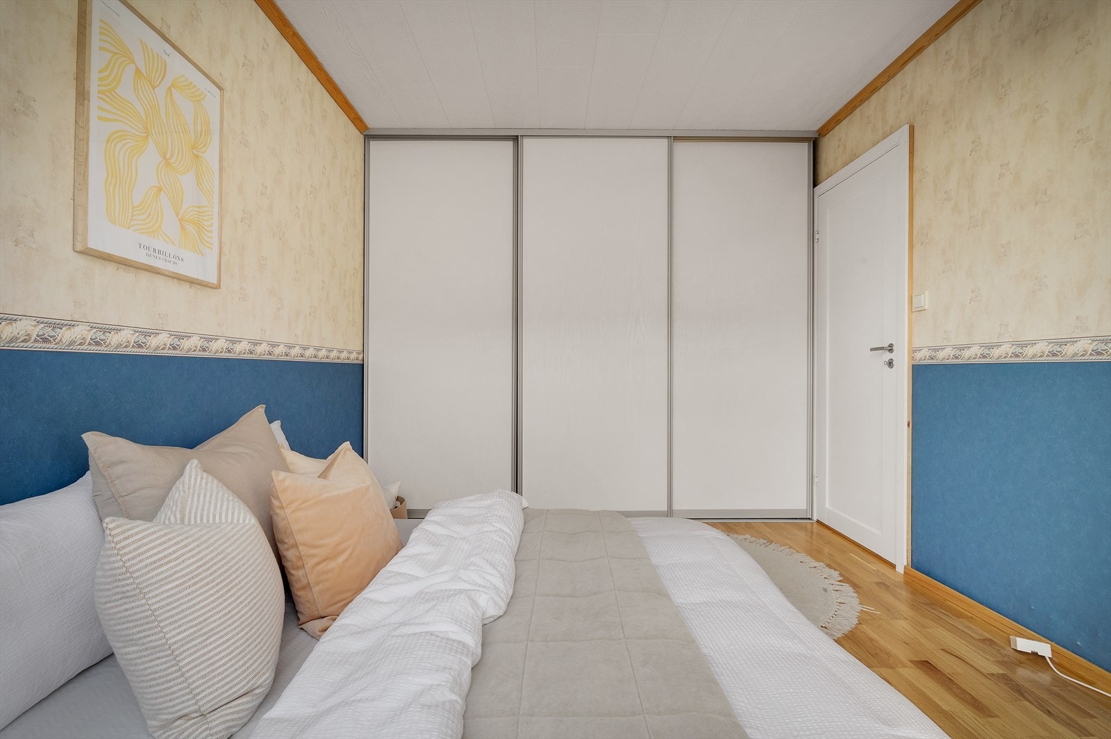 - Merk integrert garderobeløsning med skyvedører - Galleribilde