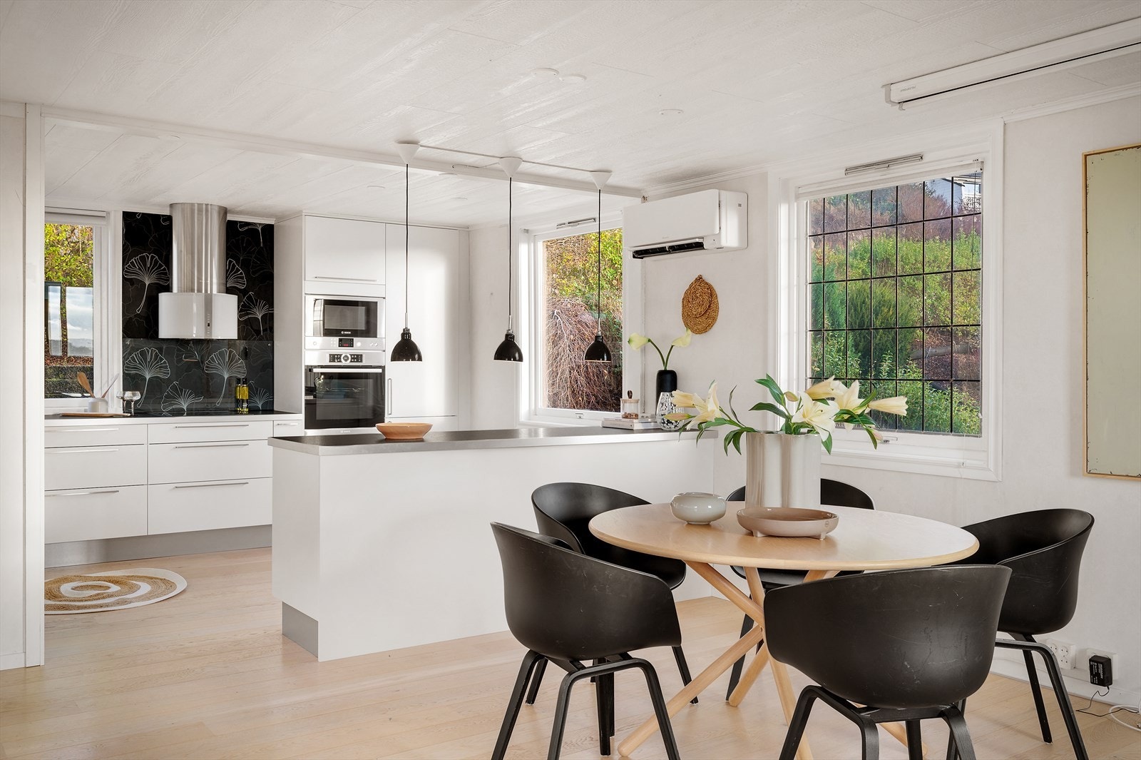 - Hovedetasjen inneholder stue og kjøkken som til sammen måler hele 59m² - Galleribilde