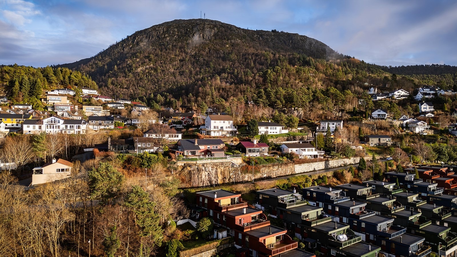 - Umiddelbar nærhet til flotte turmuligheter som Løvstakken, Damsgårdsfjellet, Viggohytten og Gullsteinen. Det er også flotte turstier rundt blant annet Lynghaugtjernet og Storavatnet - Galleribilde