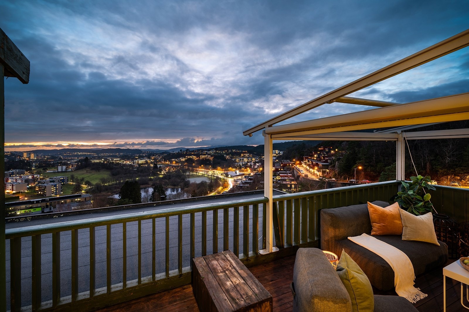 - Balkongen er romslig med god plass til ønsket utemøblement i ulike soner - Galleribilde