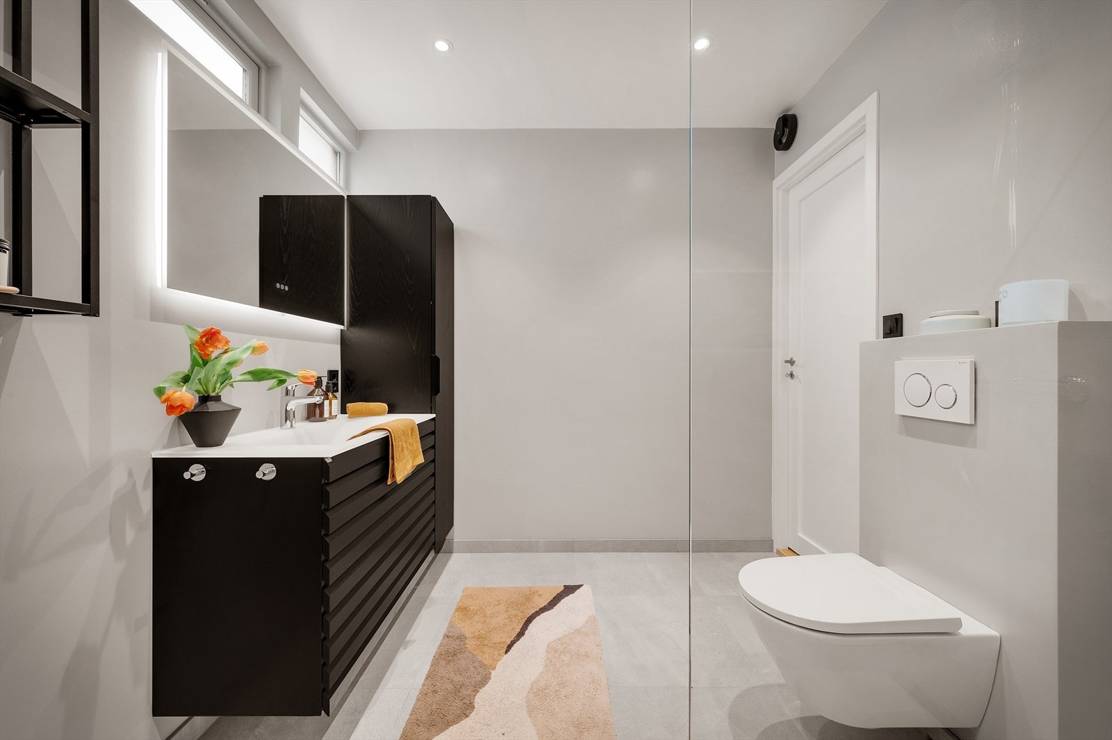 - Gode oppbevaringsmuligheter i servantmøbel - Galleribilde