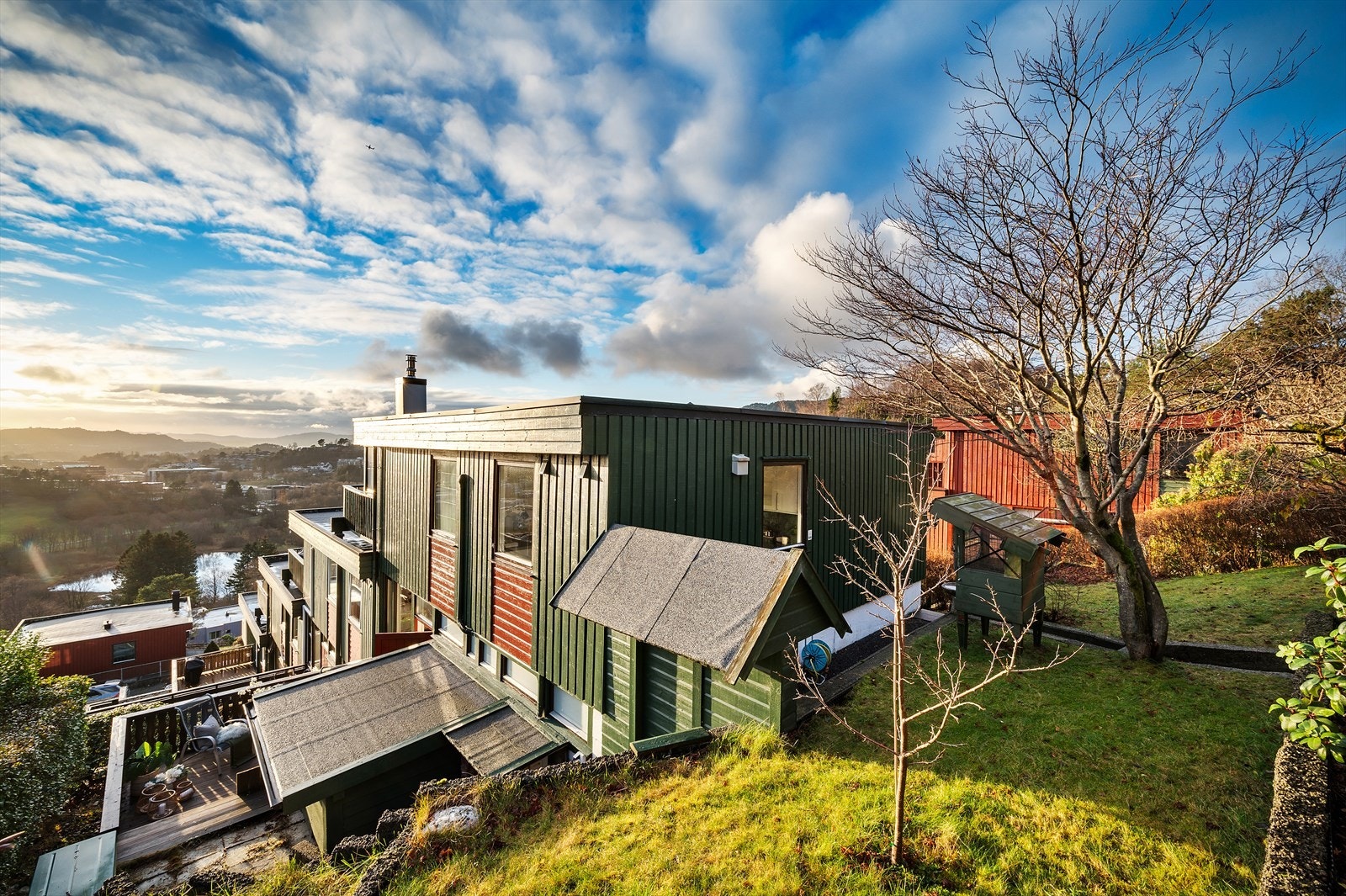 - Fra baksiden går det en snarvei opp til busstopp hvor linje 15 går - Galleribilde