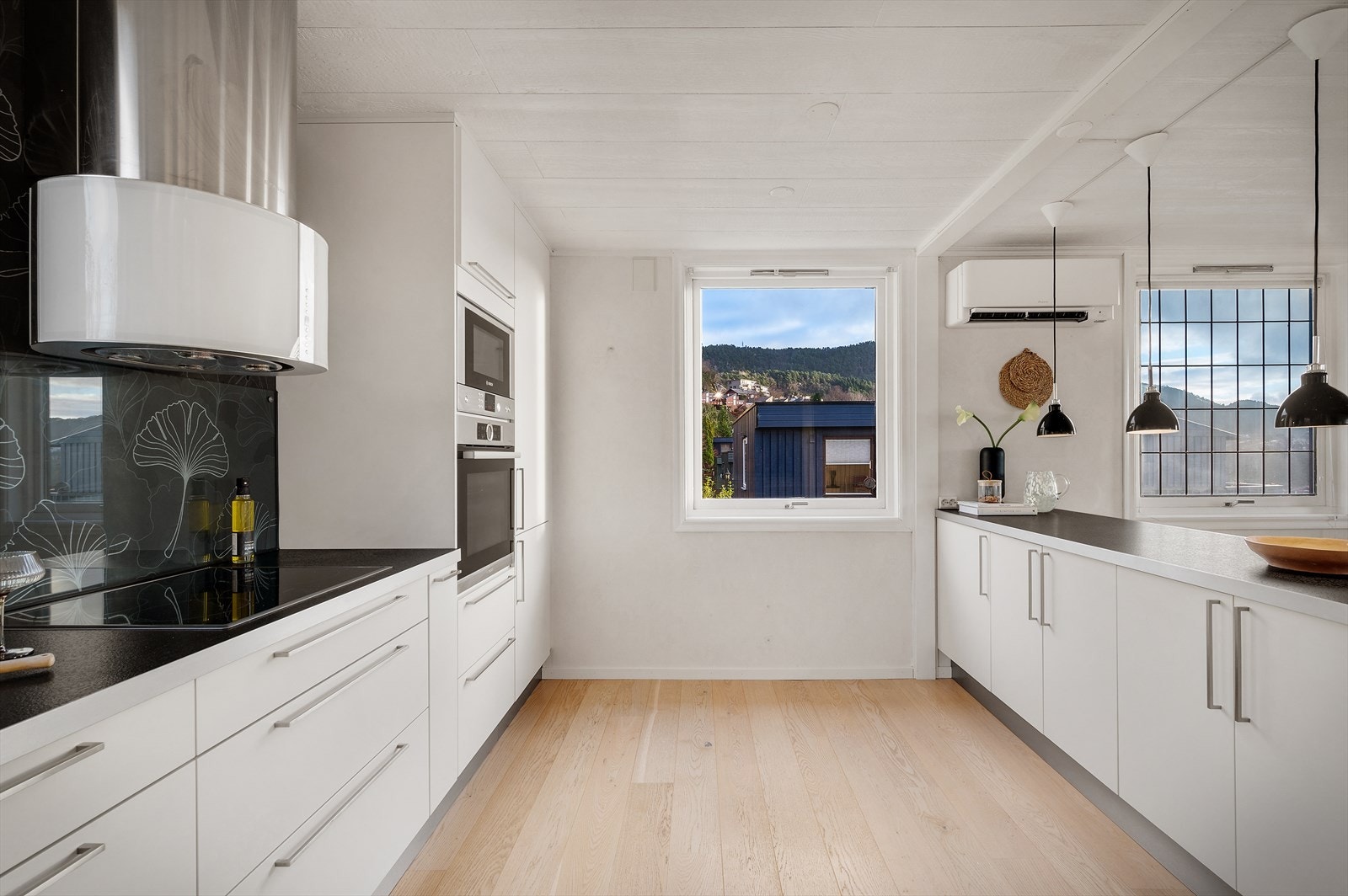 - Ny eier får gleden av medfølgende induksjon platetopp, stekeovn, mikrobølgeovn, oppvaskmaskin og kjøle-/fryseskap. Merk stekeovn i ståhøyde! - Galleribilde