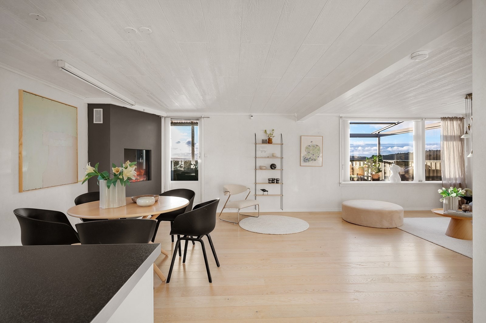 - Merk at stue og kjøkken har vindusflater vendt mot 4 ulike himmelretninger, noe som sørger for en fantastisk, luftig romfølelse - Galleribilde