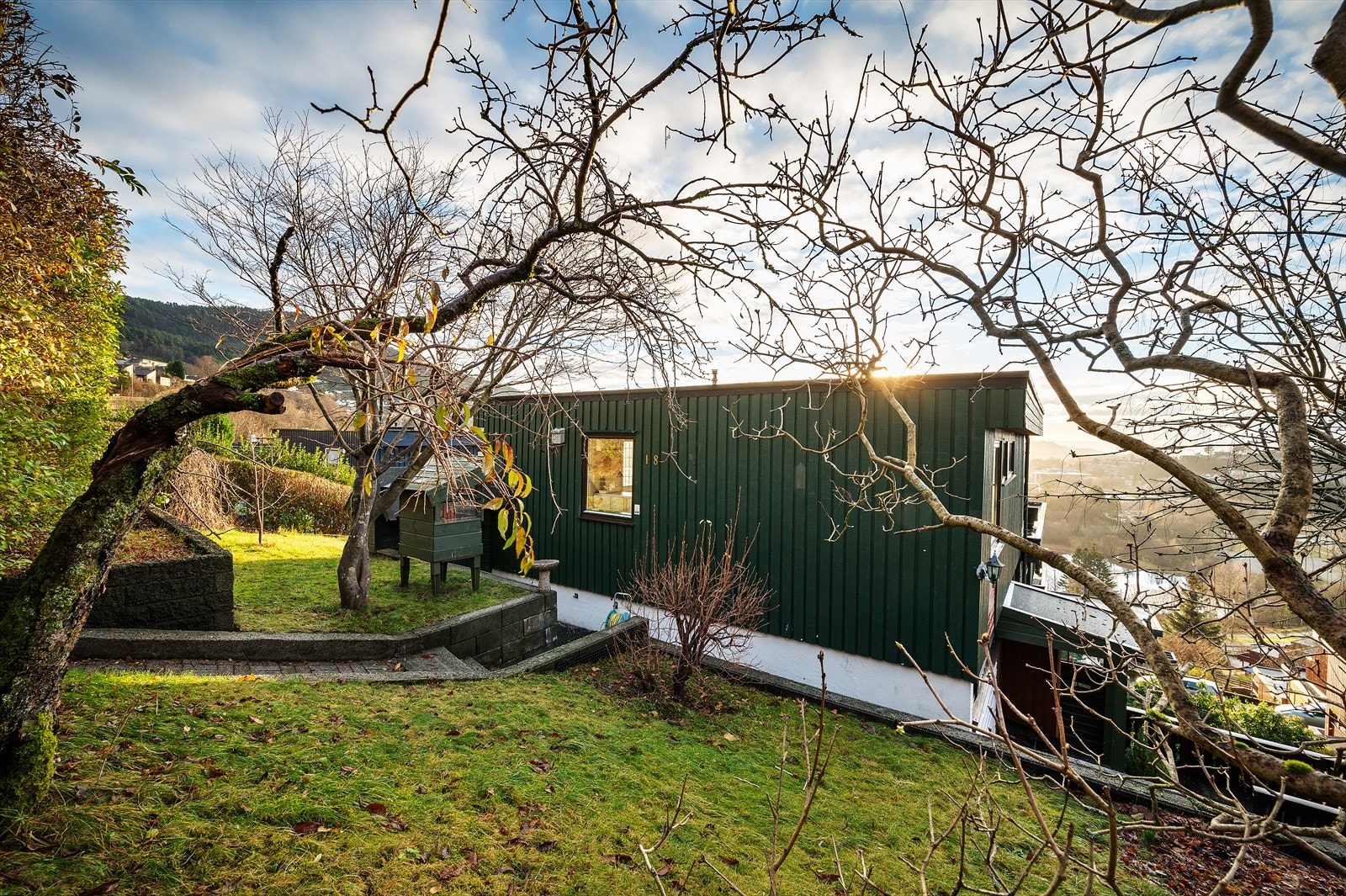 - Opparbeidet hage i bakkant av huset - Galleribilde