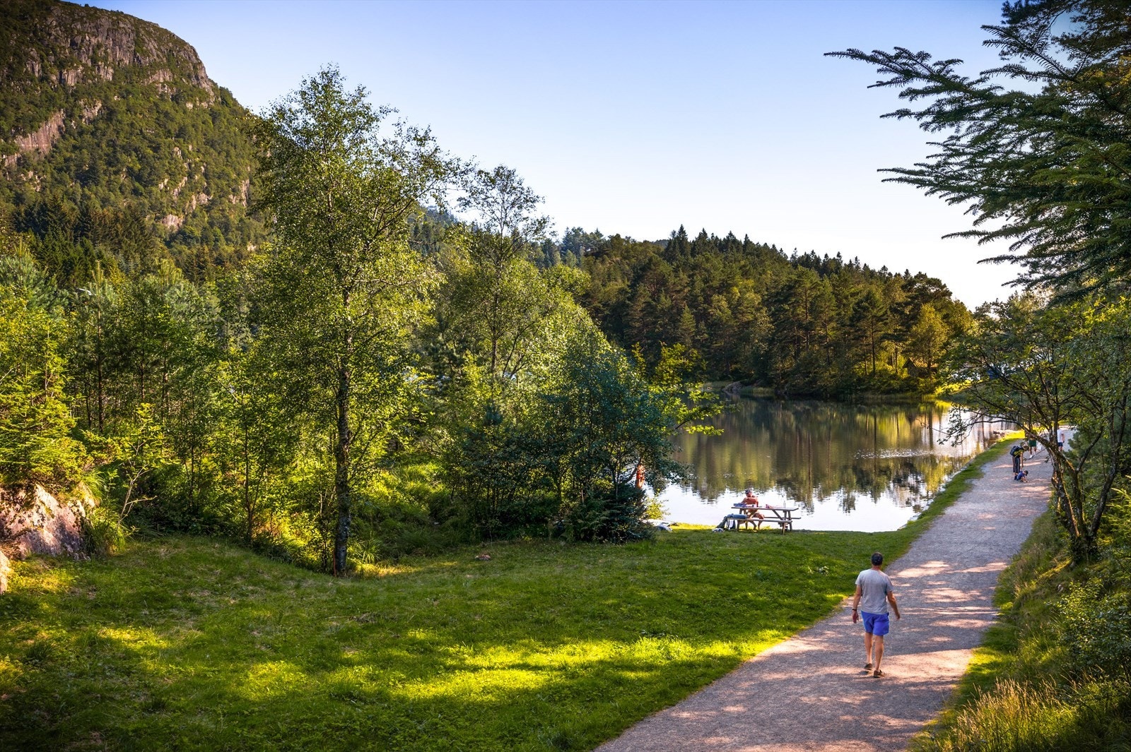- På varme sommerdager er det fint å ta turen til Storavatnet - her finner du strand, stupebrett og badeflåte. Dette er også et flott turområde - Galleribilde