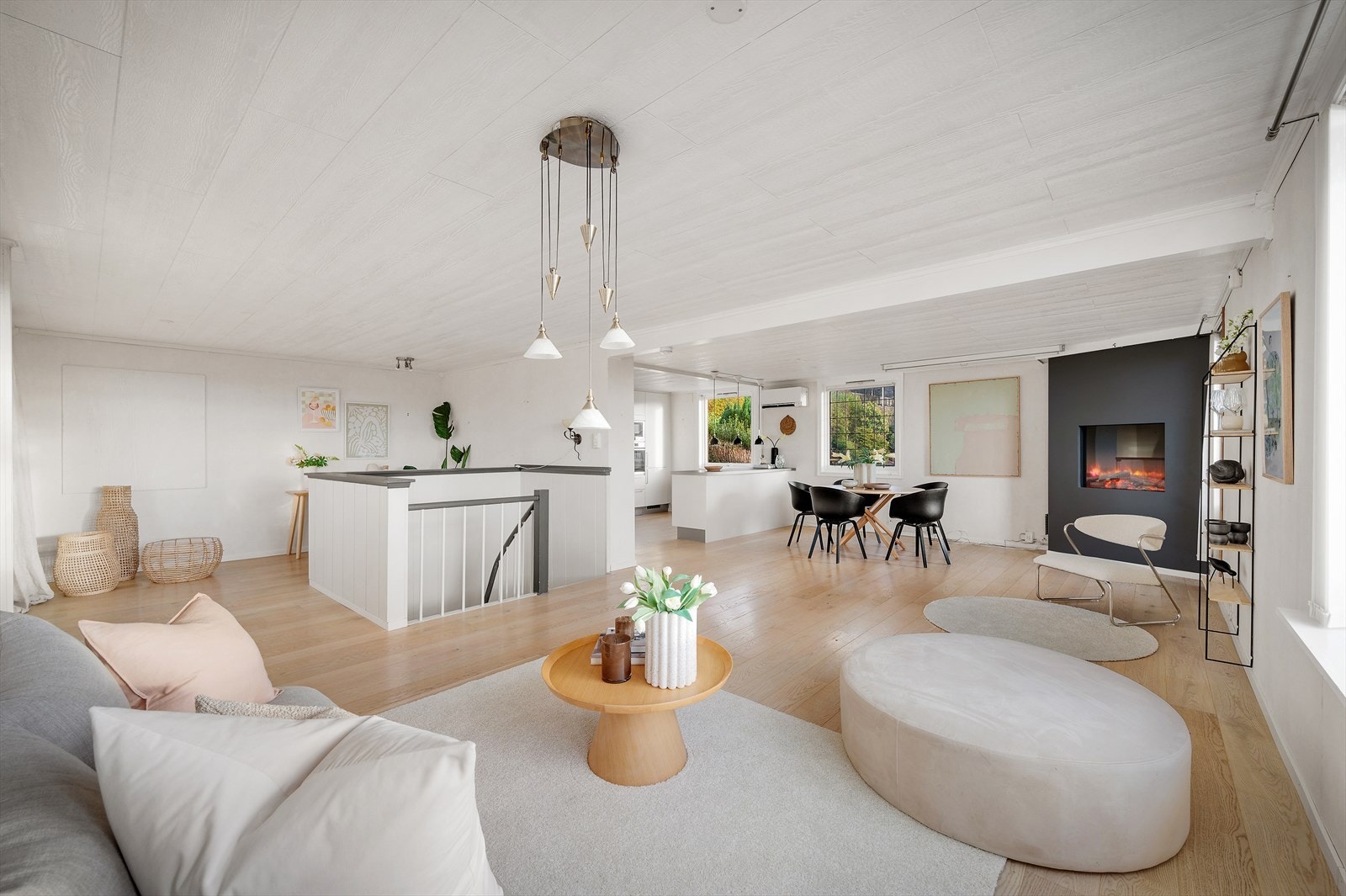 - Boligen har en gjennomgående fin standard og fremstår godt vedlikeholdt med bla. nytt bad (2022) og nyere kjøkken - Galleribilde