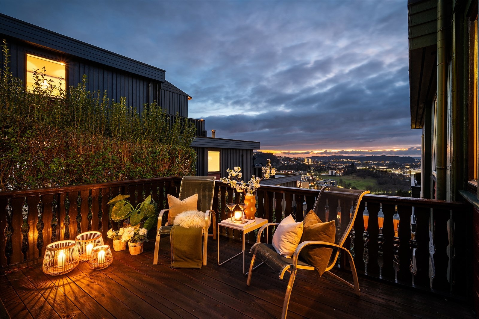 - Terrassen oppleves privat med god skjerming - Galleribilde