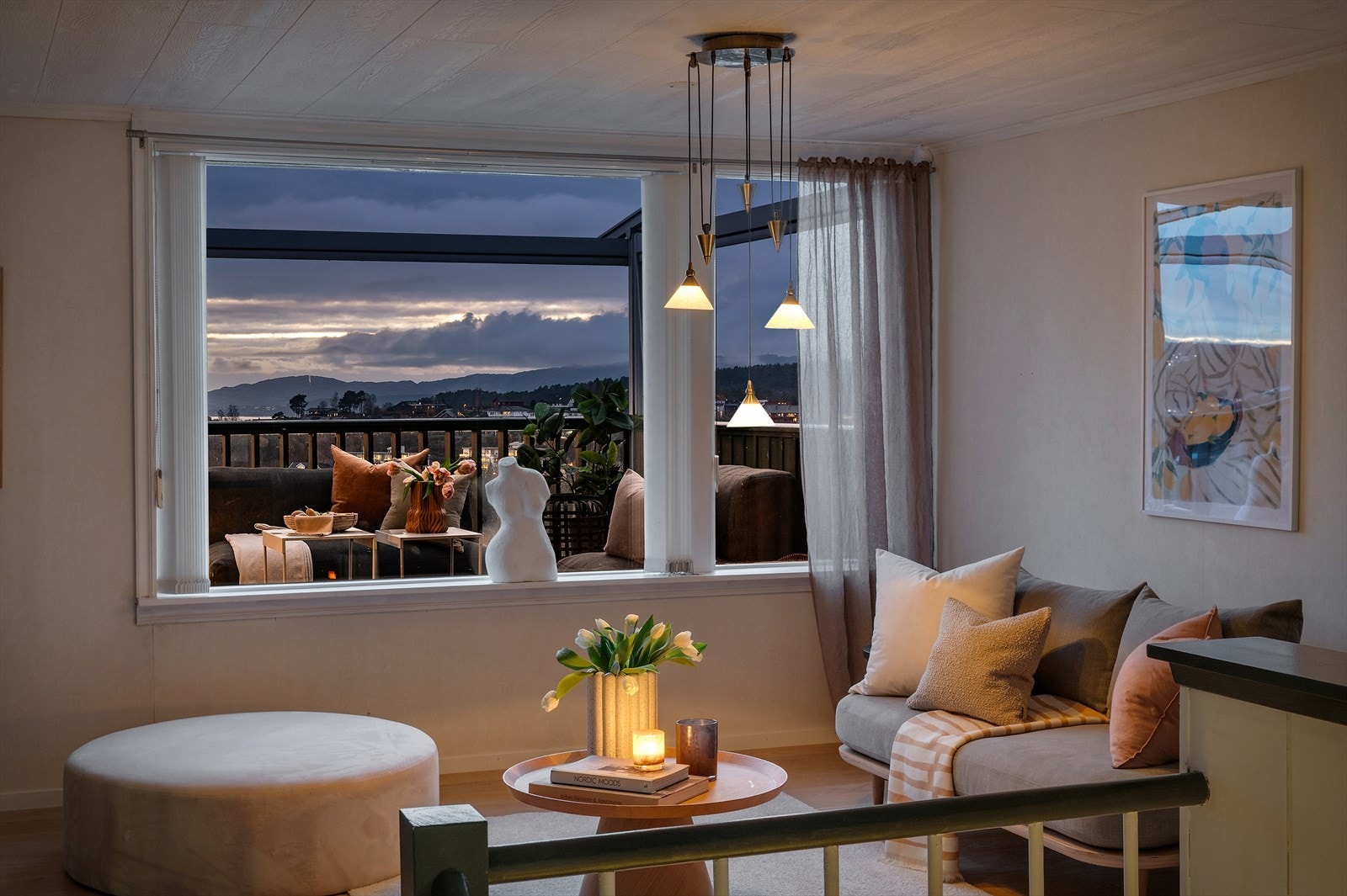 - De generøse vindusflatene bidrar til at den nydelige utsikten kan nytes direkte fra sofakroken - Galleribilde