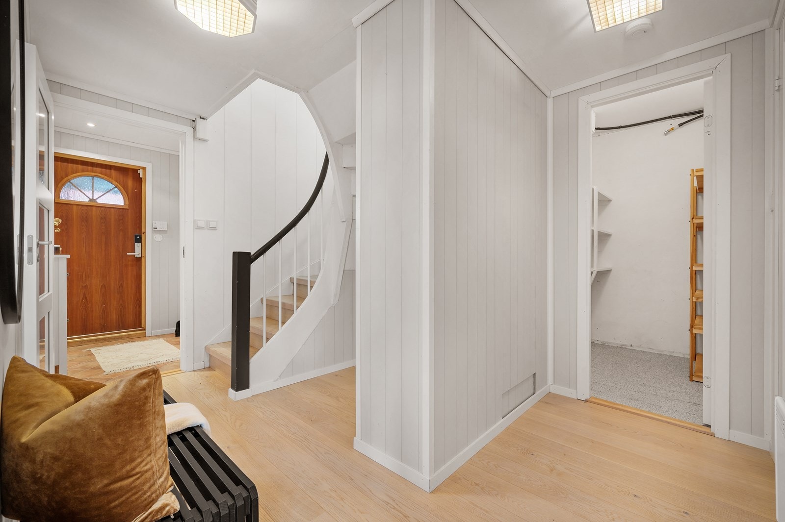 - Underetasjen inneholder entré, gang/trapperom, 2 soverom, bad, toalettrom/vaskerom og 2 boder. Merk dør inn til bod på 2,6m² - Galleribilde