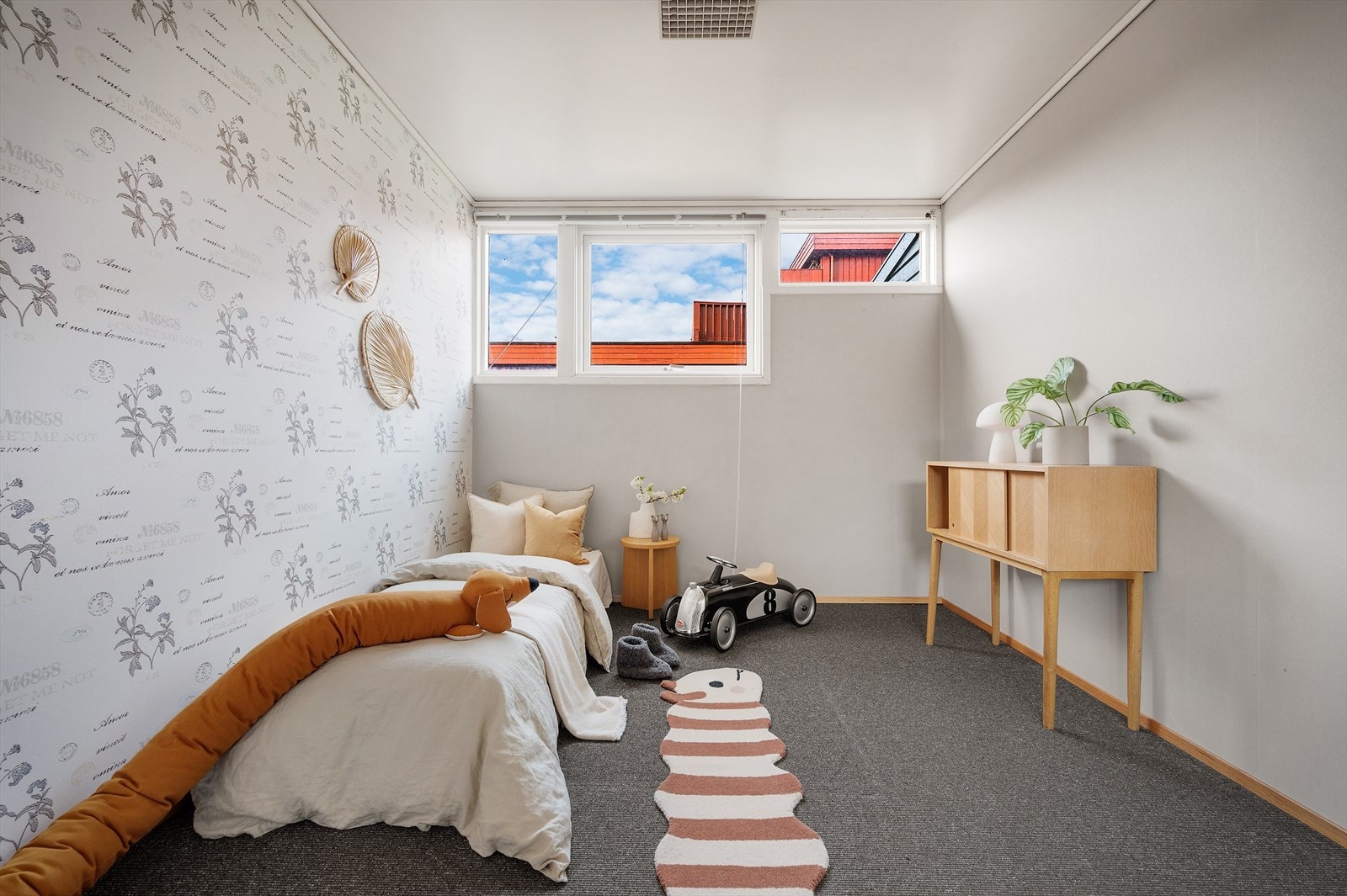 - Soverom 2 måler 11m² og passer perfekt som barne- elle gjesterom - Galleribilde