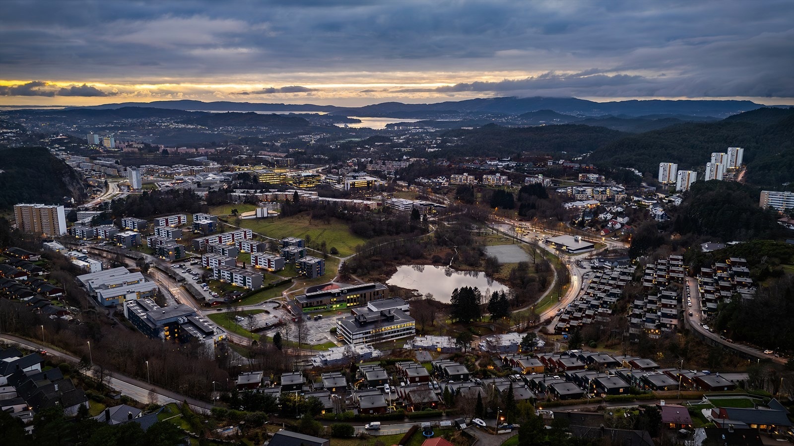 - Det er muligheter for å kjøpe selgers garasje separat. Konferer megler for ytterligere informasjon - Galleribilde