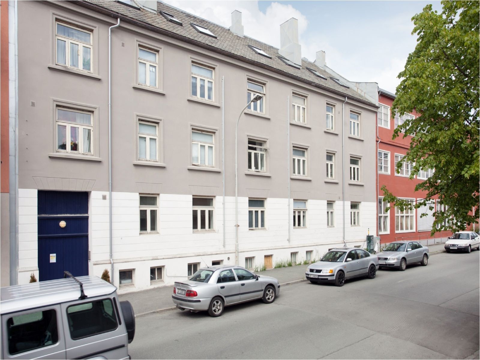 Fasade. Muligheter for parkering i gate etter gjeldende bestemmelser utenfor bygget. Galleribilde