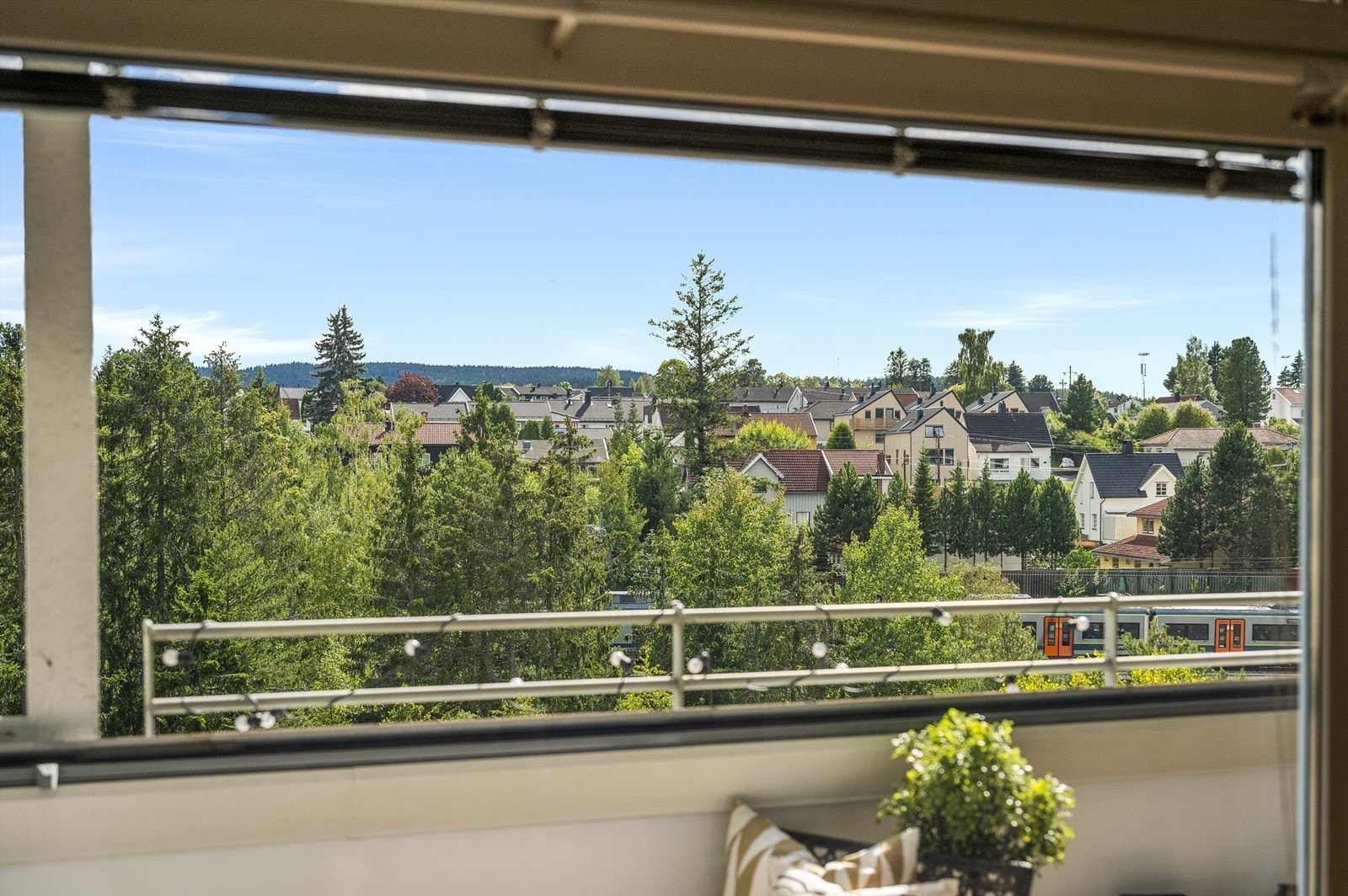 Glasset på balkongen kan trekkes fra, slik at balkongen blir åpen om ønskelig. Galleribilde