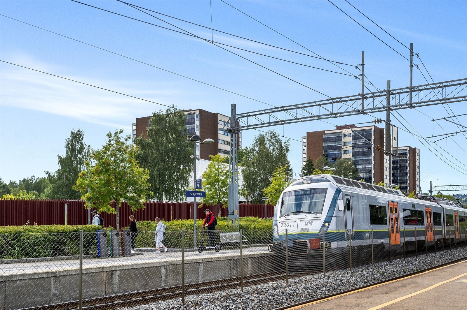 Kort vei til Haugenstua stasjon. Tog (L1) som tar deg til Oslo S på ca. 14 minutter, og ca. 15 minutter til Lillestrøm. Buss (64B) tar deg til Furuset og Stovner. Flybuss fra Smedstua. Galleribilde