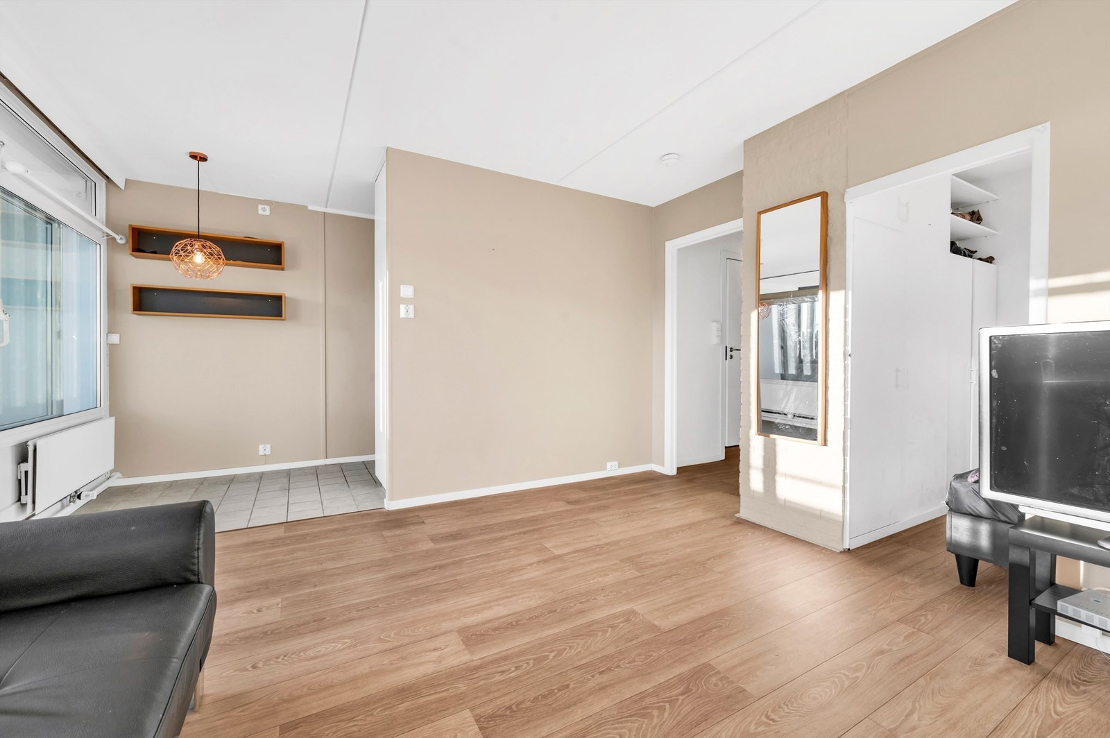 Meget arealeffektiv planløsning. Rommet gir plass til både spisebord og sofagruppe. Varmtvann og fyring er inkludert i felleskostnadene. Galleribilde