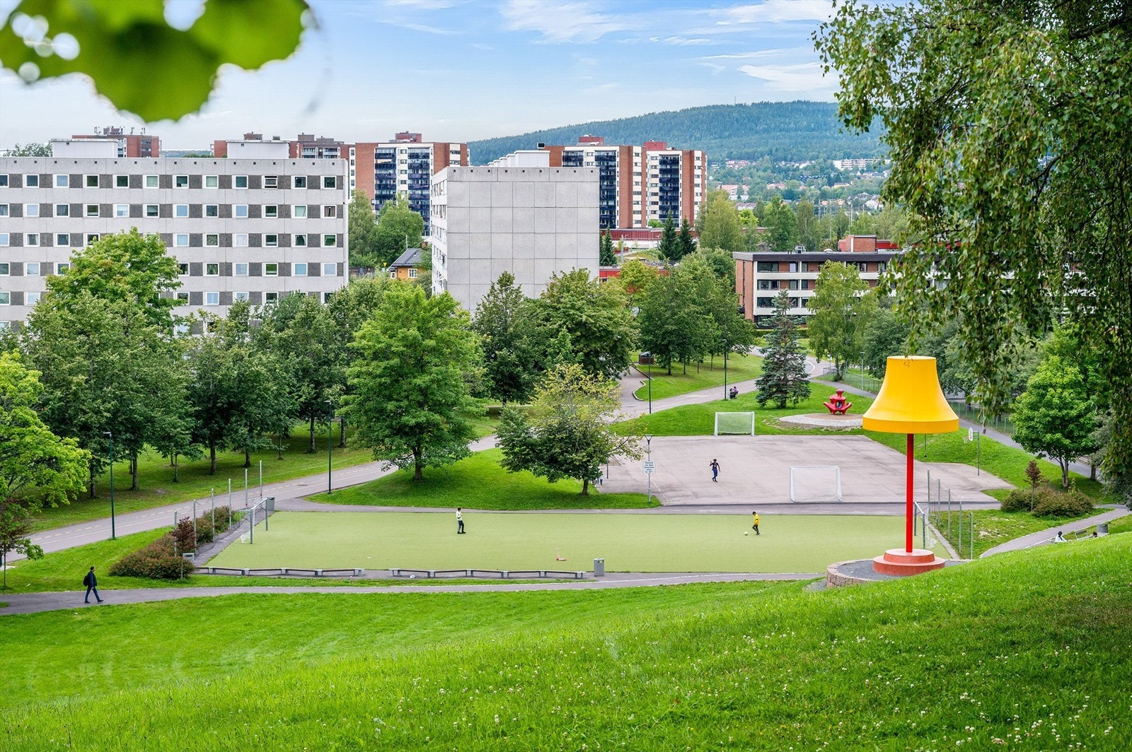 Flotte fellesarealer med fotballbane, parsellhage, akebakke og flere lekeplasser. Fellesområder og gang- og sykkelvei er godt belyst. Borettslaget har også egen vaktmester. Galleribilde