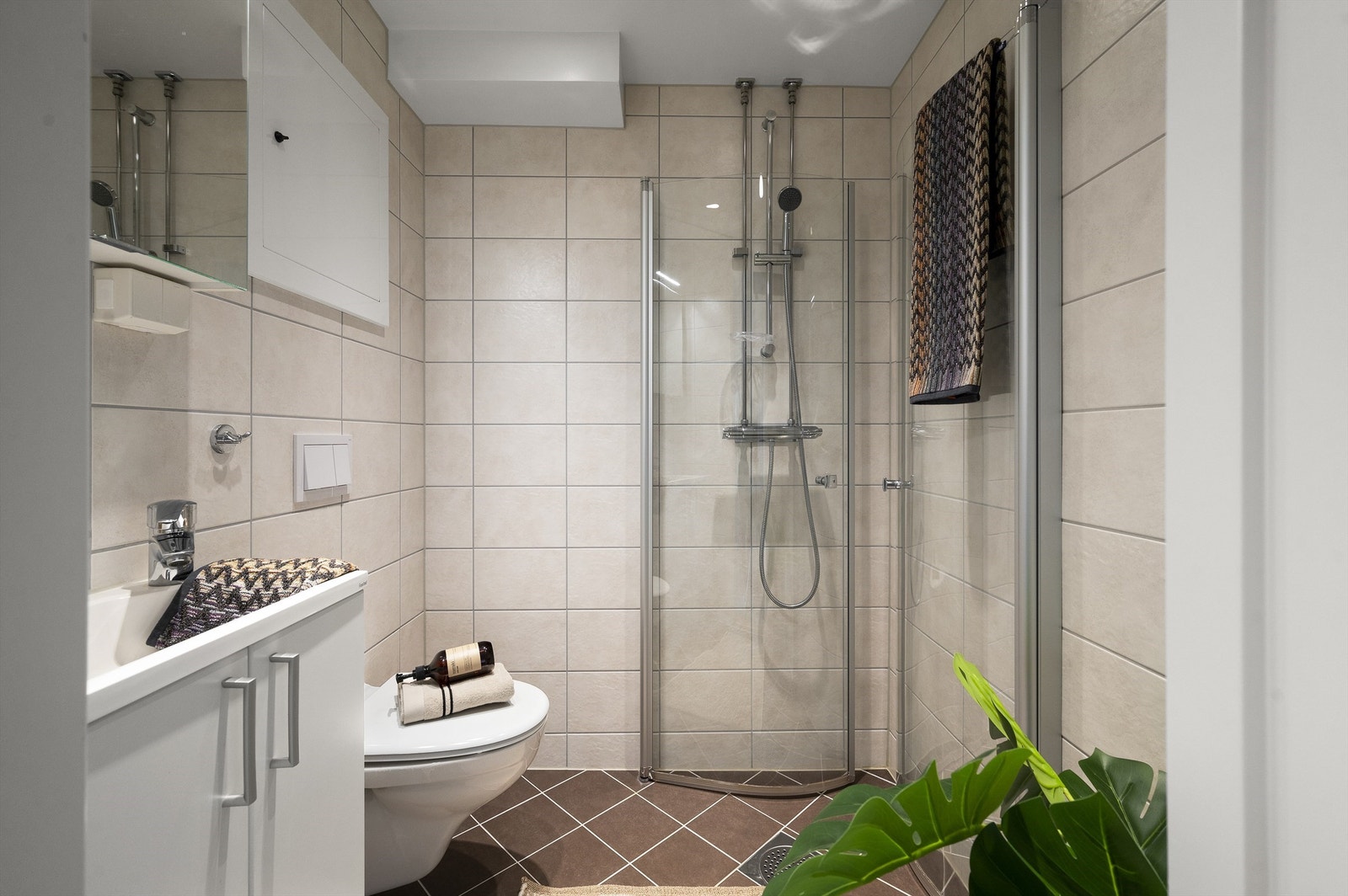 Badet har ble pusset opp i 2019 og fremstår som meget lekkert. Overflatene er lyse og er stilfullt innredet med store, vegg- og gulvfliser. Galleribilde
