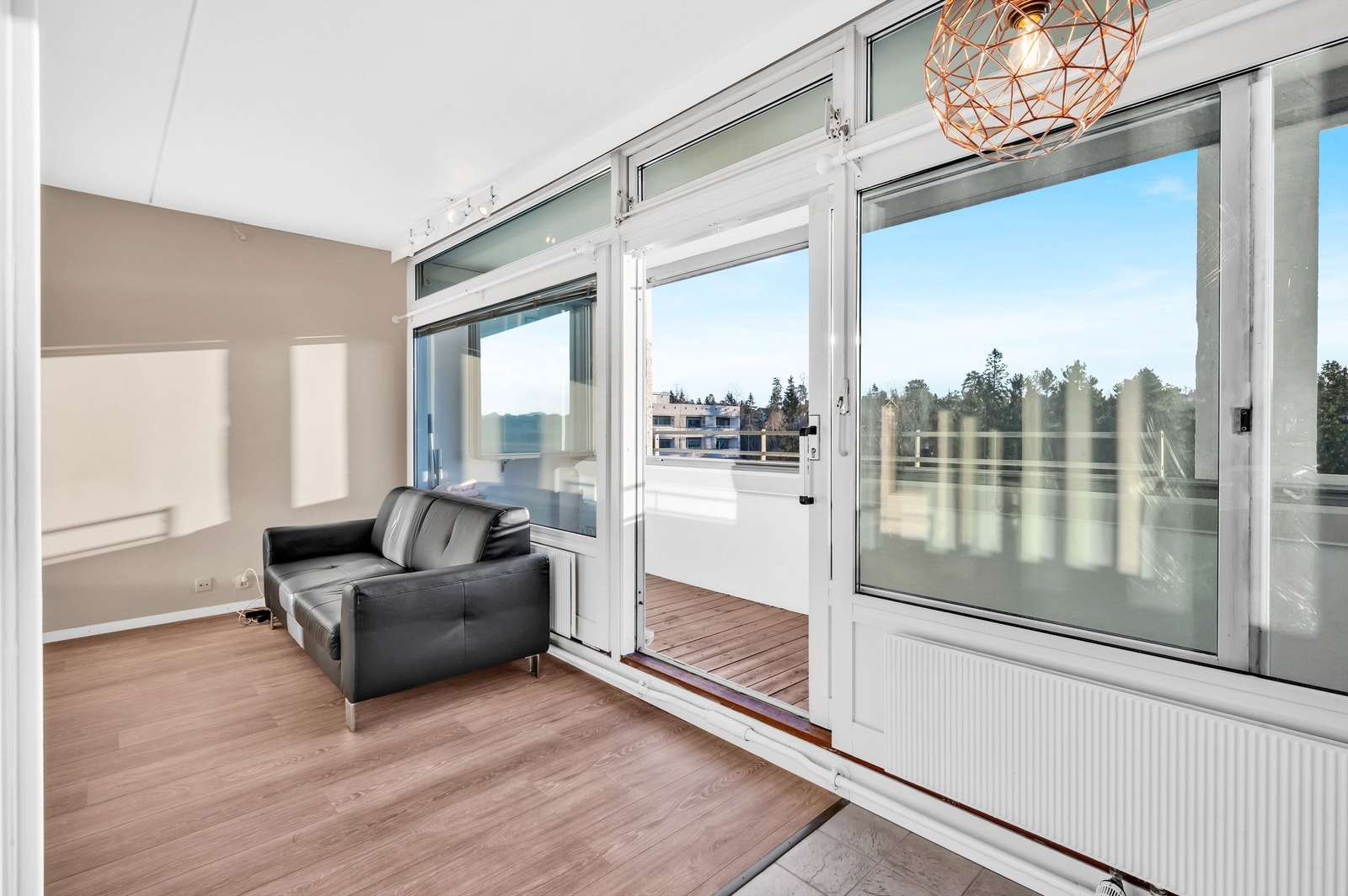 Boligen har en fin plassering internt i borettslaget og ligger i et veletablert og populært boligområde. Her har man en meget flott og attraktiv beliggenhet i et hyggelig boligområde. Galleribilde