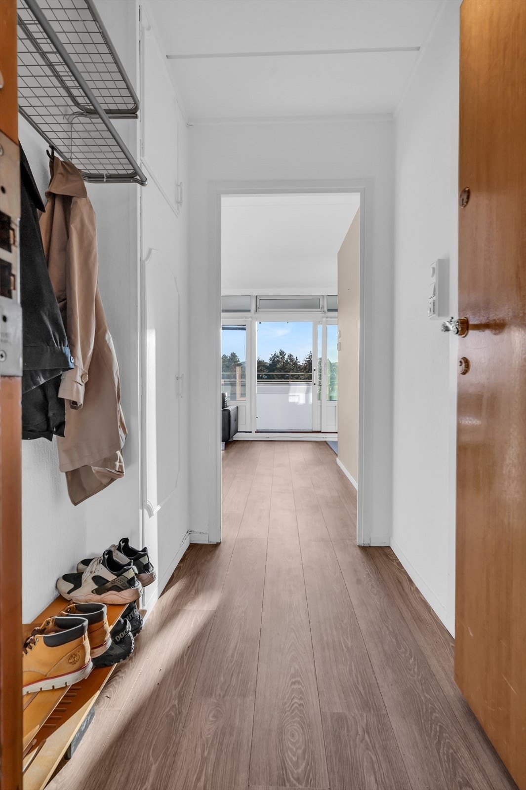 Leilighetens entré er lys og innbydende og gir et godt førsteinntrykk. Her er det plass til oppbevaring og oppheng av yttertøy , sko og andre nødvendigheter. Velkommen inn! Galleribilde