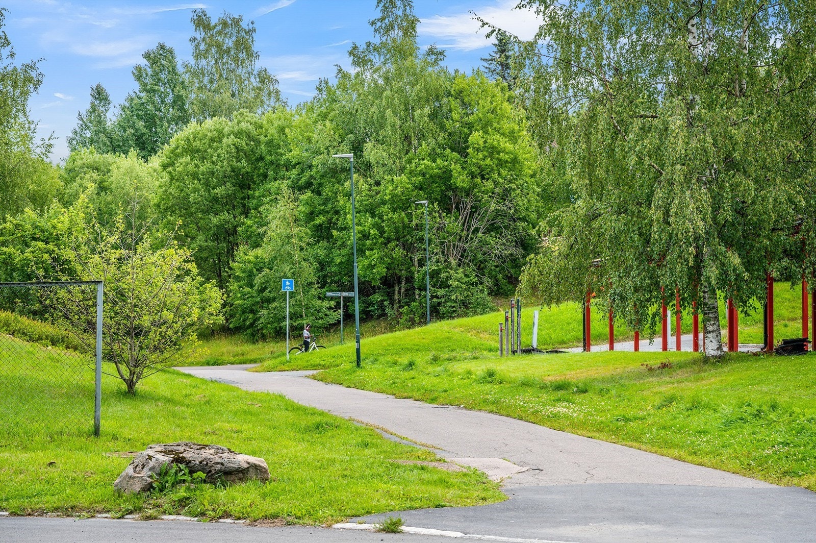 Det er golfbane, idrettsanlegg og ridesenter i nærheten. Kort vei til marka med fine turmuligheter sommer og vinter. Stier, lysløyper og turveier som er fine til turgåing, sykling og løping. Galleribilde