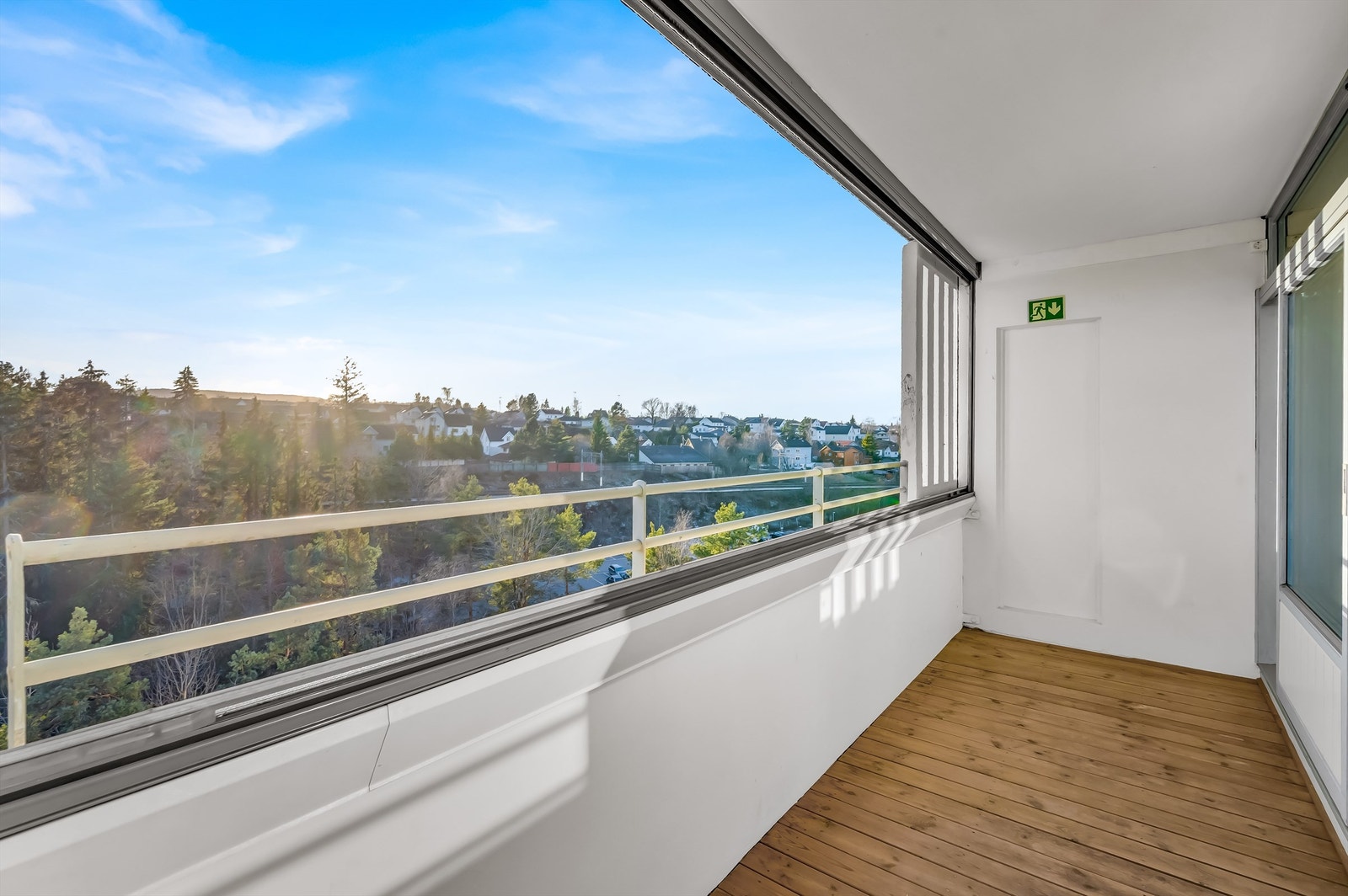 Meget flott innglasset balkong på ca. 8 kvm. Balkongen vender sør og ifølge selger er det sol fra ca. 11:00 til 17:30 på sommerstid. Her kan du nyte sommerens soldager. Galleribilde