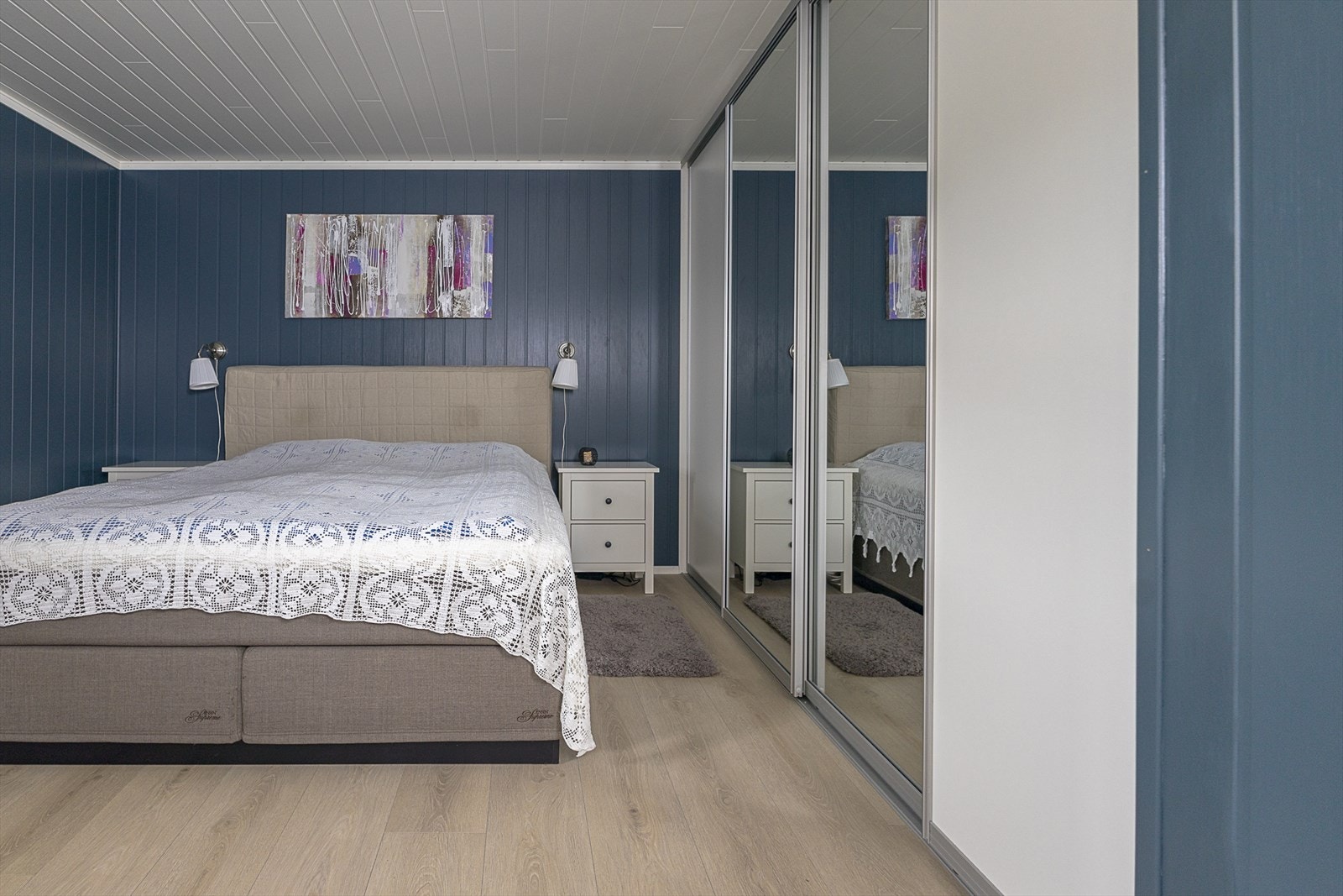 Stor skyvedørsgarderobe med speil og mye plass til oppbevaring. Galleribilde