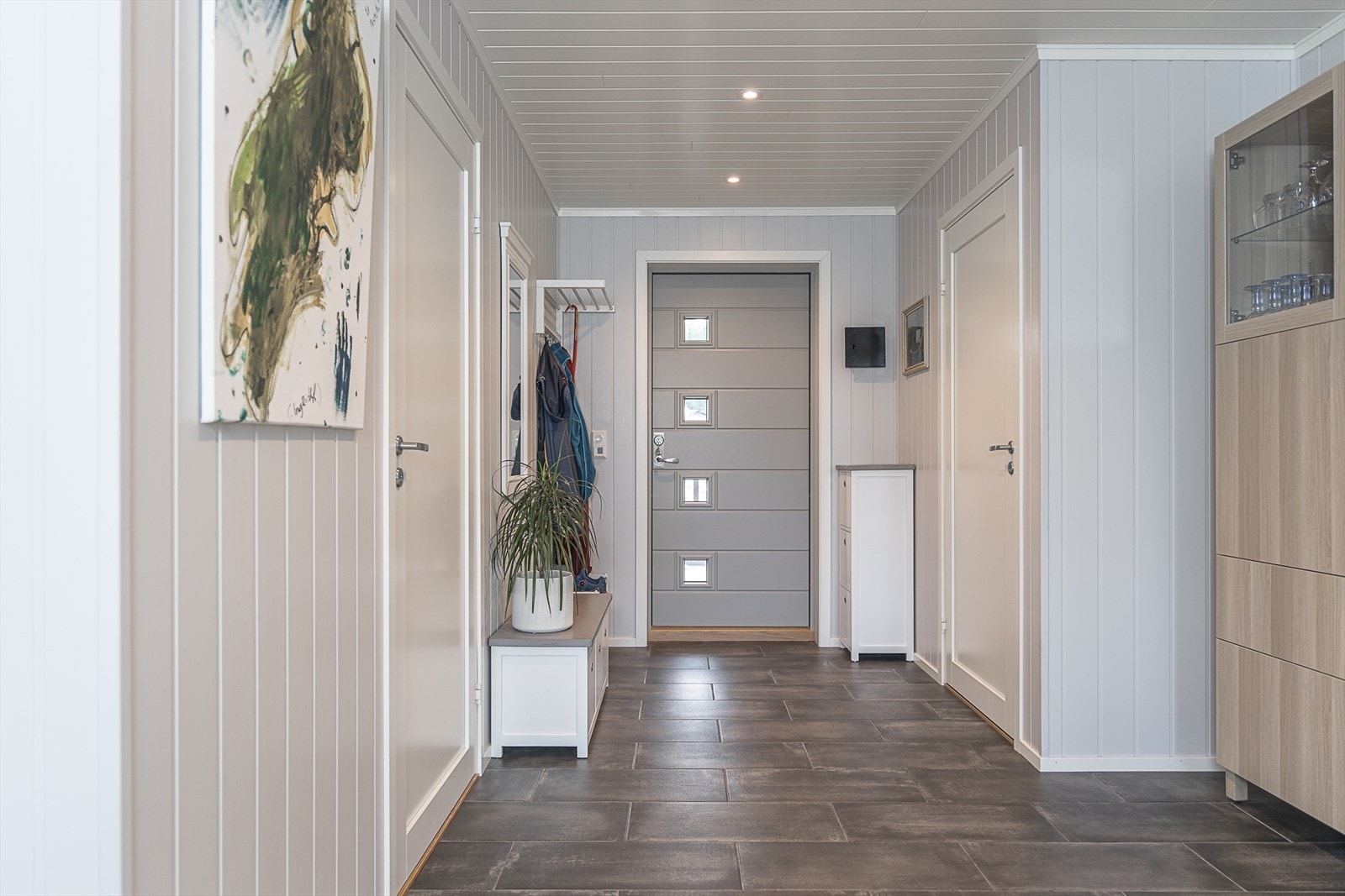 Hyggelig entre med fliser på gulv med varmekabler. Galleribilde