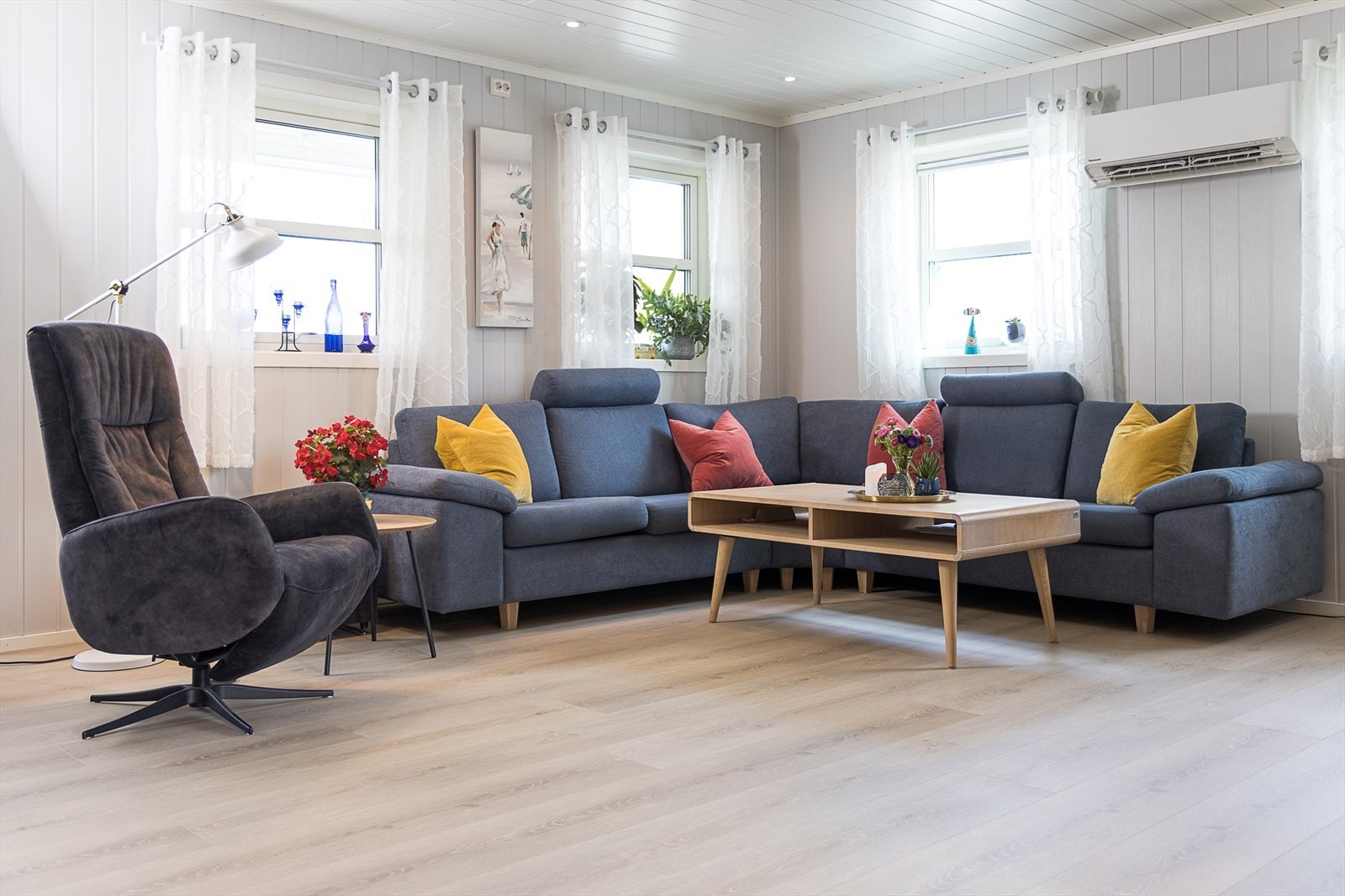 Store vindusflater som slipper inn mye dagslys. Galleribilde