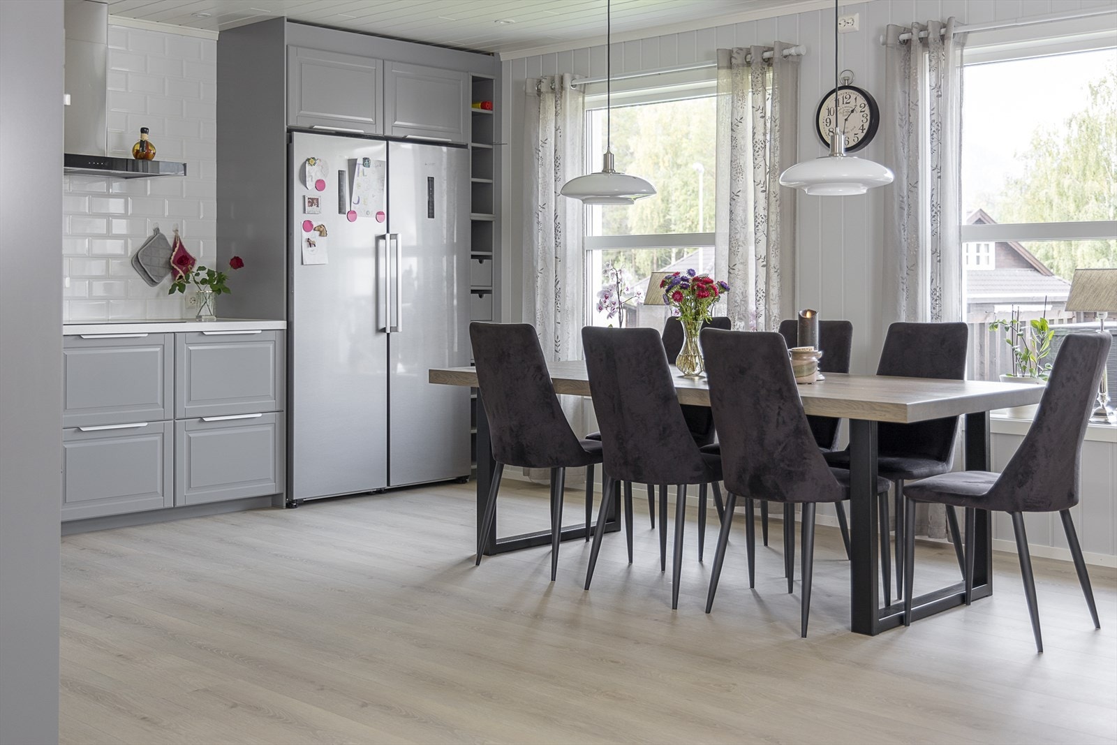 Grått fint kjøkken fra Ikea med profilerte fronter. Galleribilde