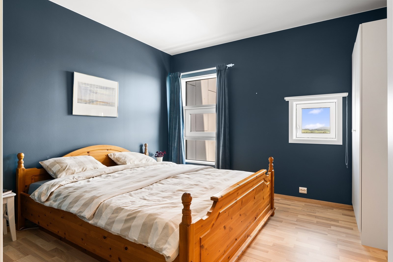 Hovedsoverommet er romslig og har en behagelig farge på vegg. Galleribilde